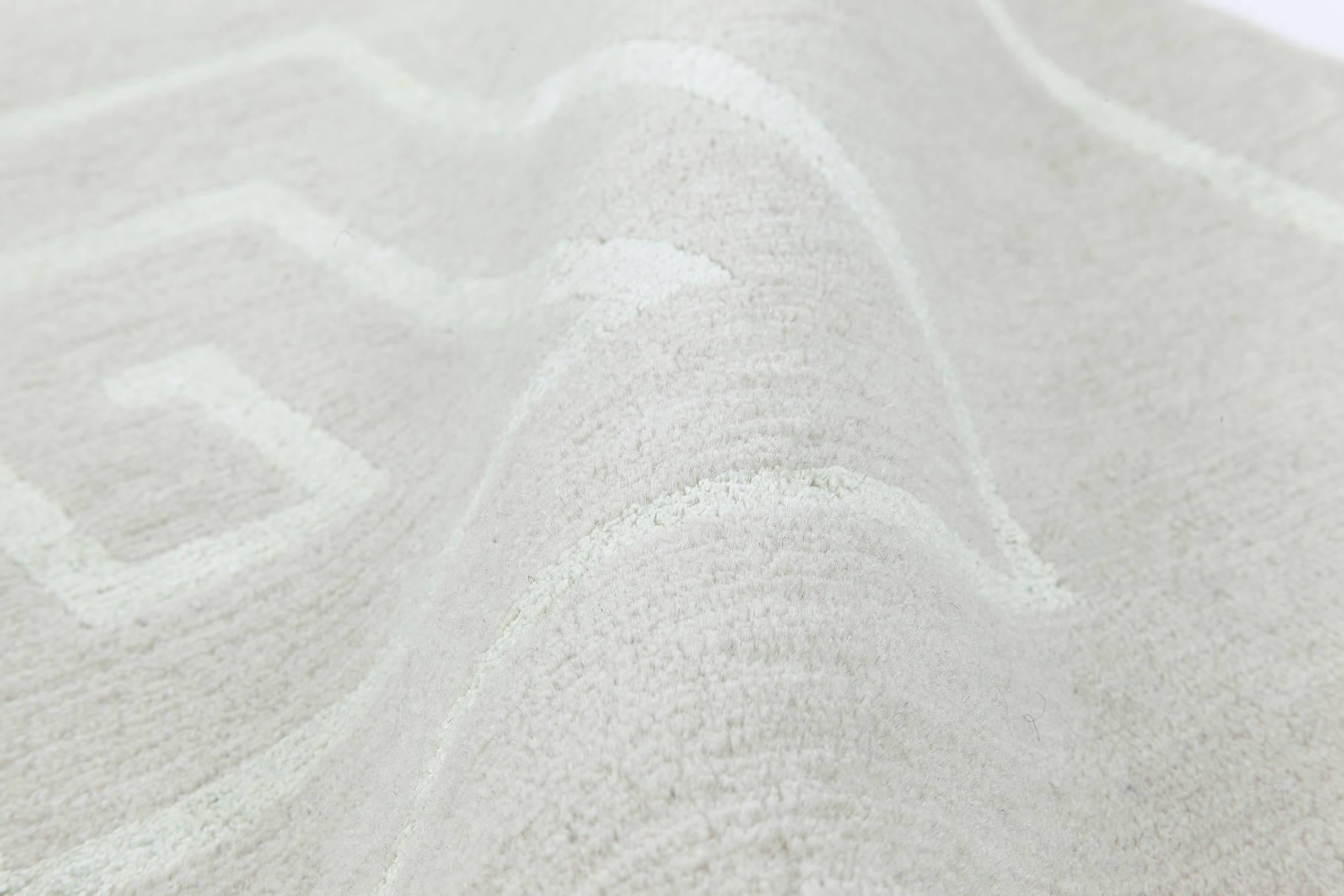 Tappeto contemporaneo con design a chiave greca realizzato a mano in seta e lana da Doris Leslie Blau.
Dimensioni: 6'0