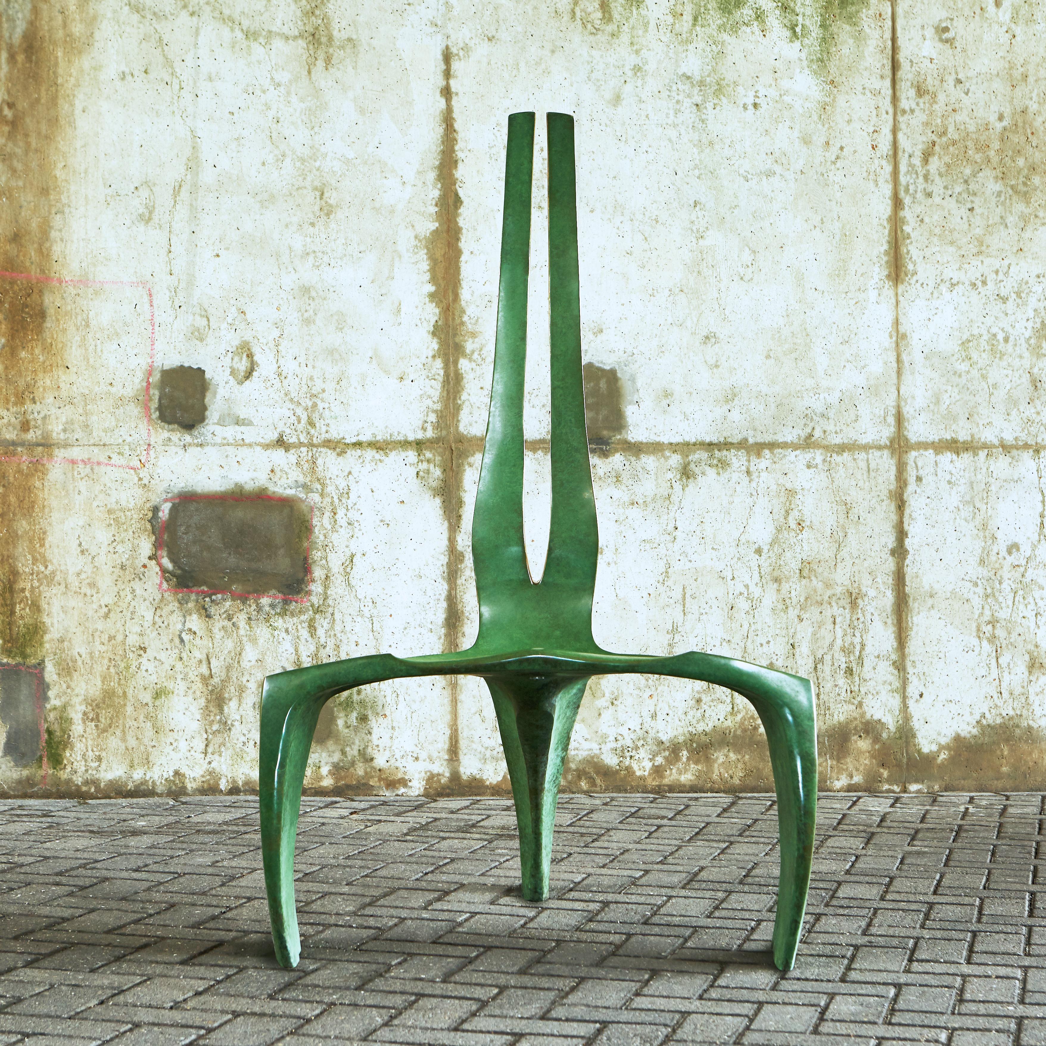 Britannique Chaise contemporaine, verte et unique en son genre, en bronze moulé, en forme de dragon, par Alun Heslop en vente