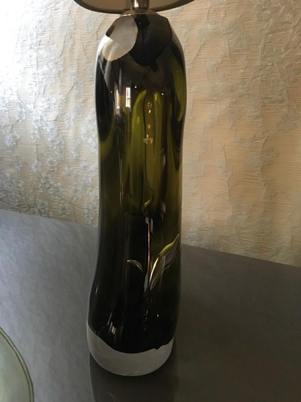Zeitgenössische Tischlampe aus geblasenem Glas mit schwarz-weißem Papier-Lampenschirm 2