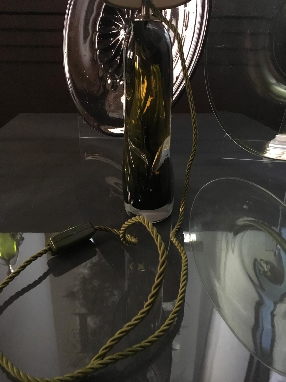 Zeitgenössische Tischlampe aus geblasenem Glas mit schwarz-weißem Papier-Lampenschirm 4
