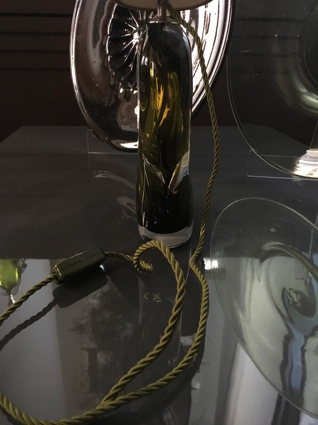 Zeitgenössische Tischlampe aus geblasenem Glas mit schwarz-weißem Papier-Lampenschirm im Angebot 4