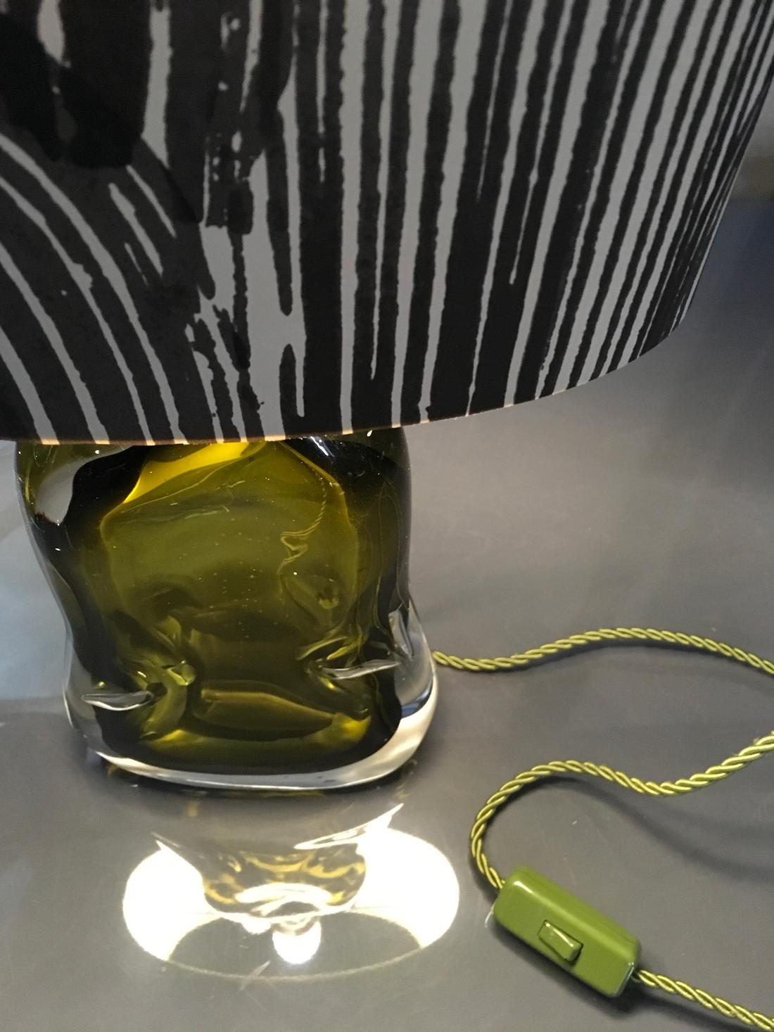 Fait main Lampe de bureau contemporaine en verre soufflé vert avec abat-jour en papier noir et blanc en vente