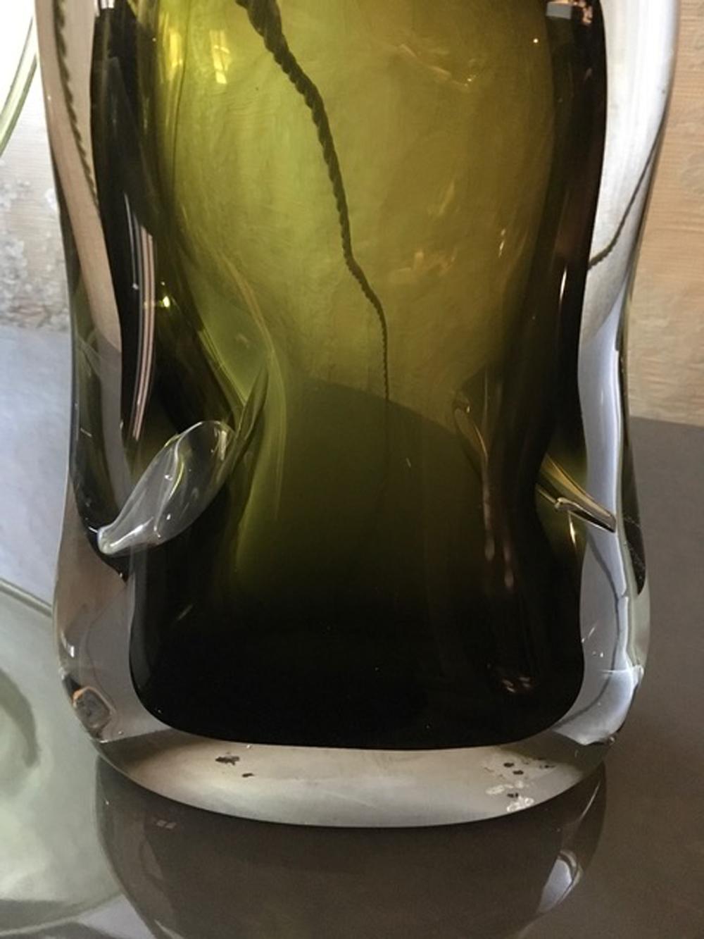 Zeitgenössische Tischlampe aus geblasenem Glas mit schwarz-weißem Papier-Lampenschirm (Geblasenes Glas) im Angebot