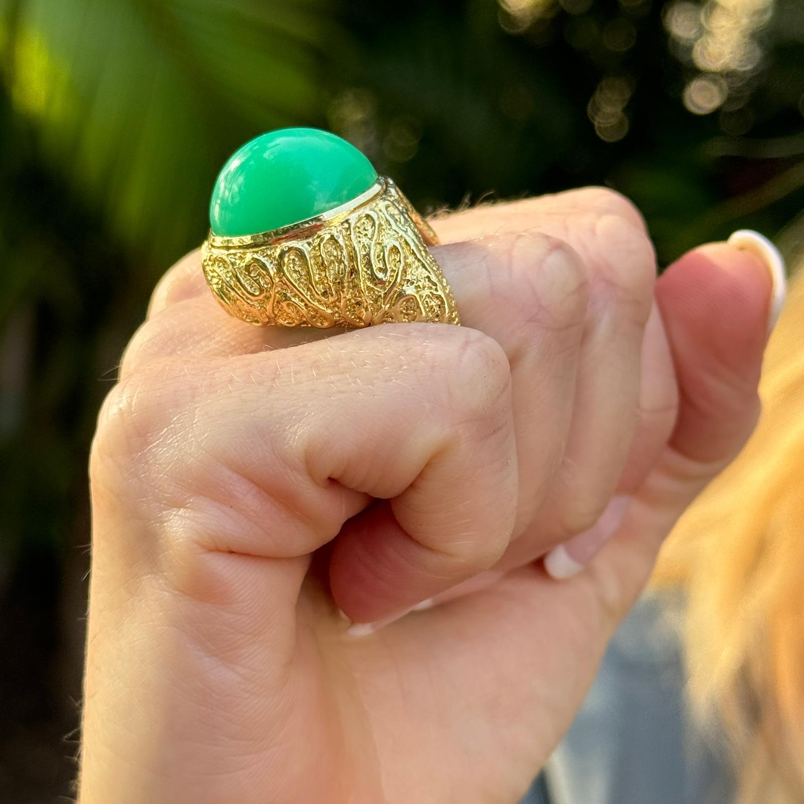 Cabochon Contemporary Green Chrysophase 18 Karat Yellow Gold Ring Signed Gregory For Sale