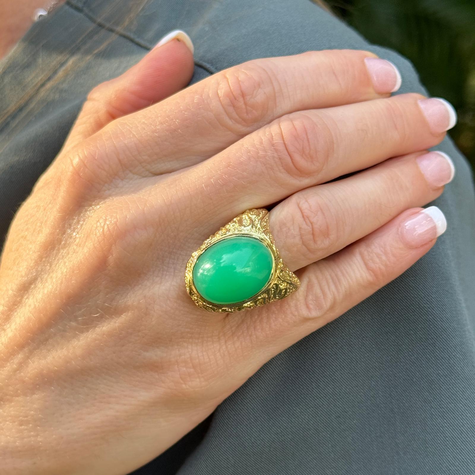 Contemporary Green Chrysophase 18 Karat Yellow Gold Ring Signed Gregory In Excellent Condition For Sale In Boca Raton, FL
