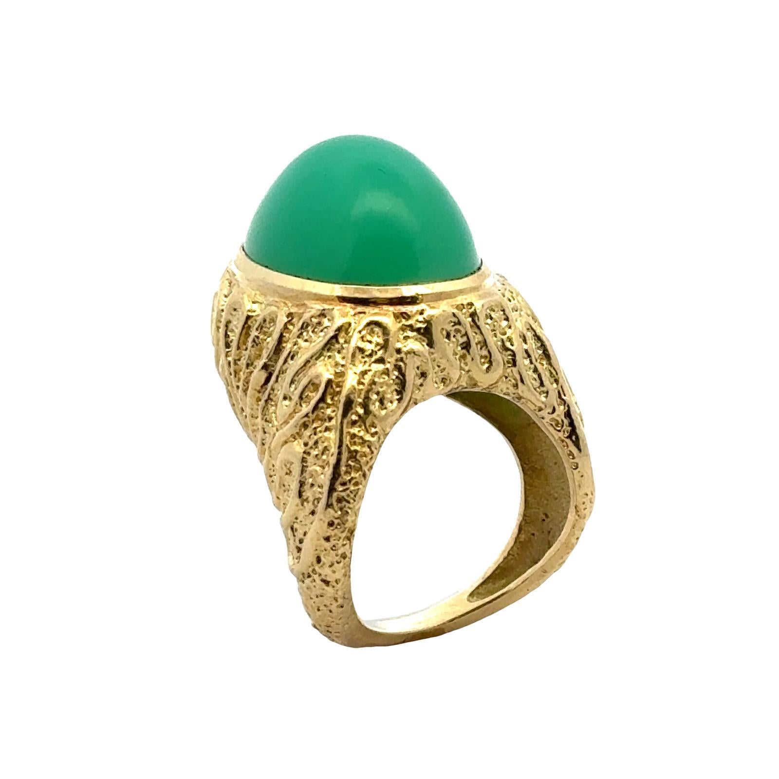 Women's Contemporary Green Chrysophase 18 Karat Yellow Gold Ring Signed Gregory For Sale