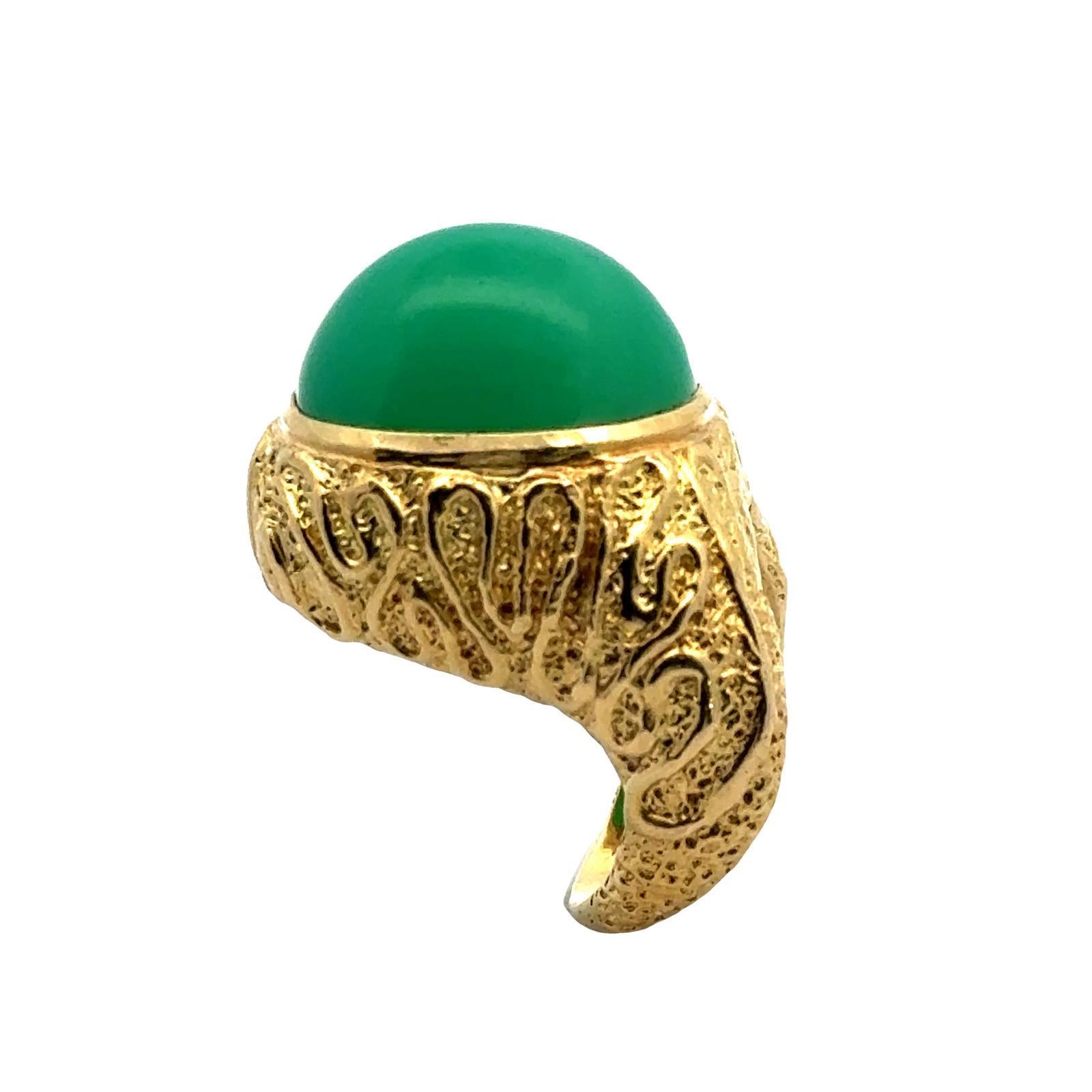 Contemporary Green Chrysophase 18 Karat Yellow Gold Ring Signed Gregory For Sale 1