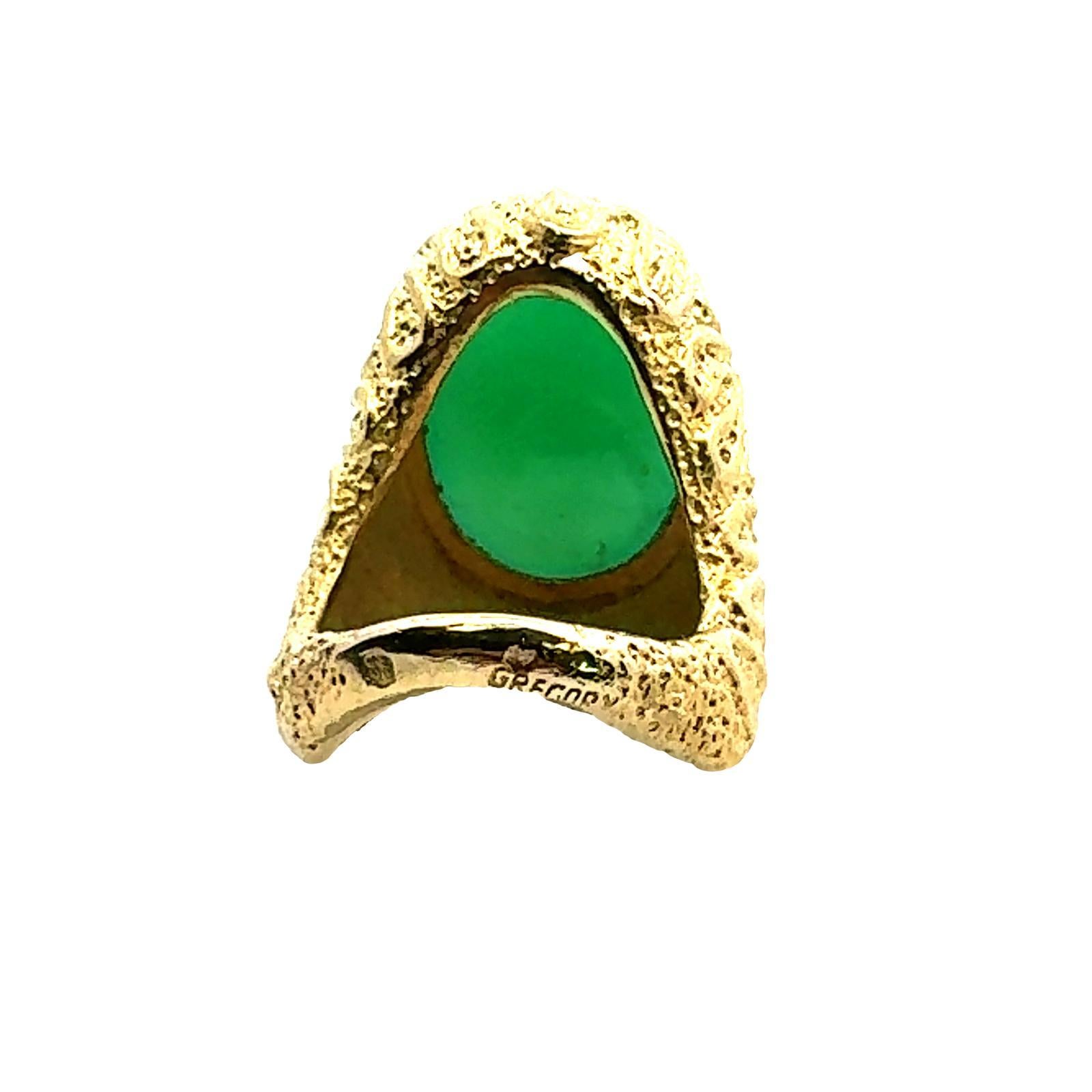 Contemporary Green Chrysophase 18 Karat Yellow Gold Ring Signed Gregory For Sale 3