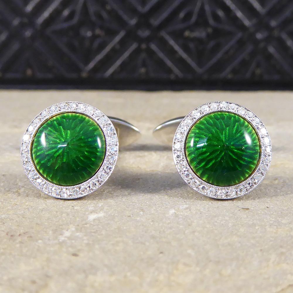 Diese faszinierenden, modernen Manschettenknöpfe haben ein kreisförmiges Zentrum aus grüner Emaille, das von einem Diamanten mit einem Gesamtgewicht von ca. 0,60ct umgeben ist. Die Manschettenknöpfe strahlen ein frisches und verführerisches Grün