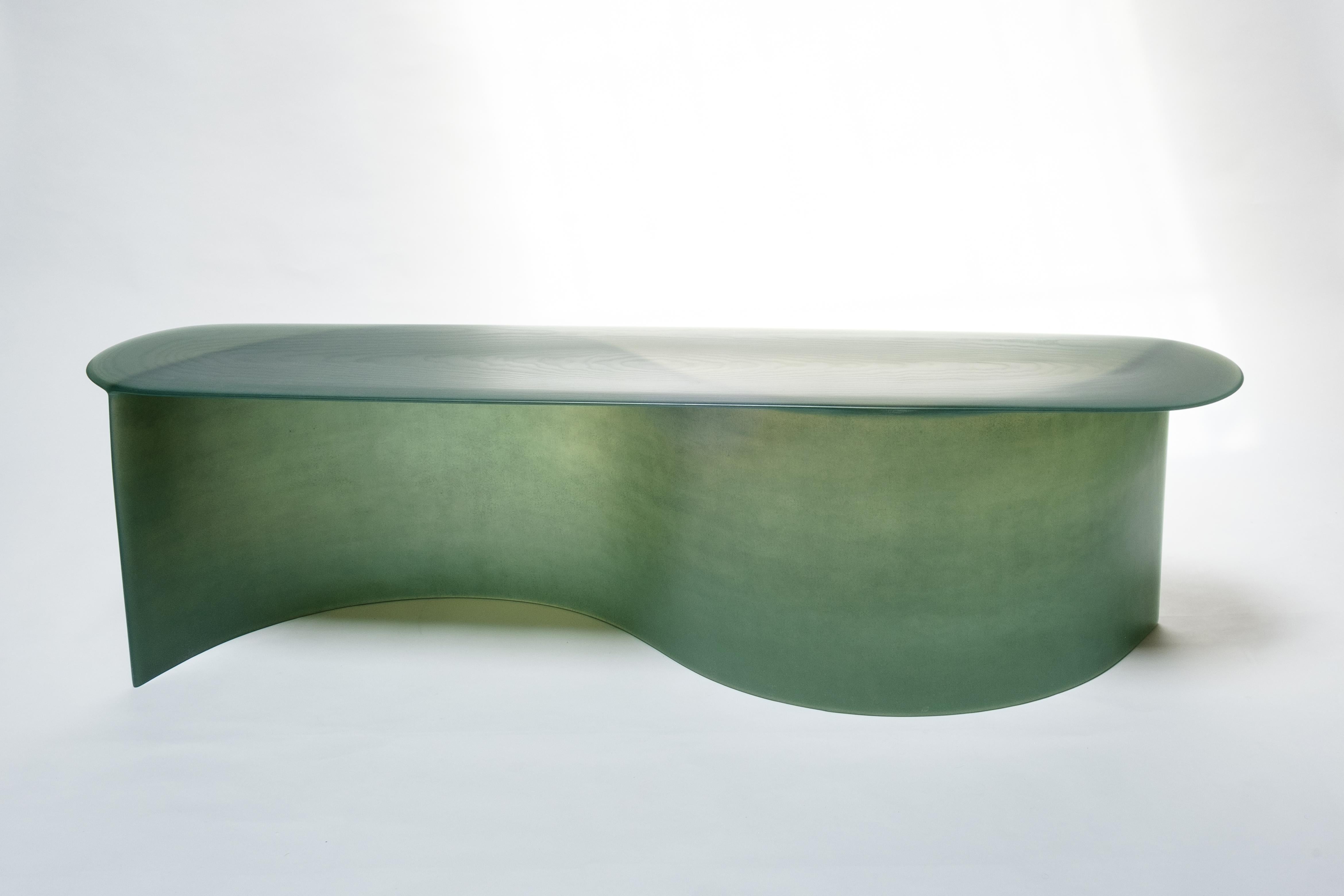 Zeitgenössische New Wave-Bank aus grünem Glasfaser, 160 cm, von Lukas Cober (21. Jahrhundert und zeitgenössisch)