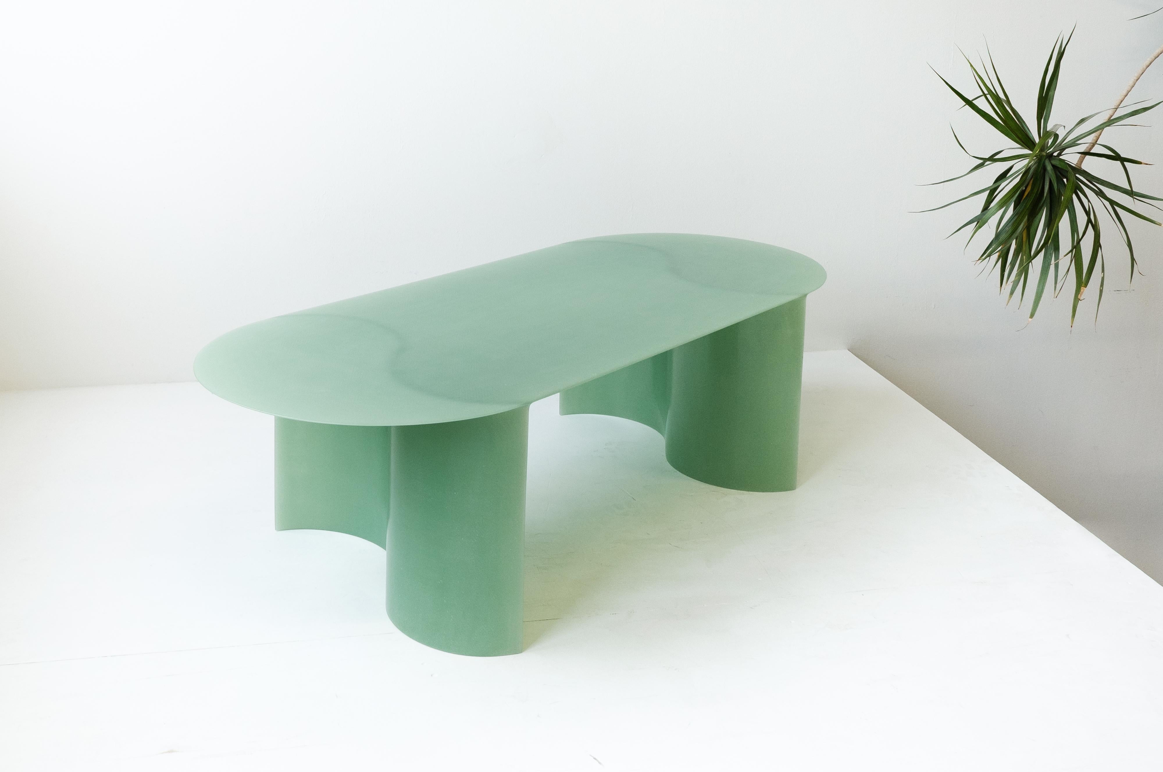 Résine Table basse contemporaine en fibre de verre verte, New Wave Big, par Lukas Cober en vente