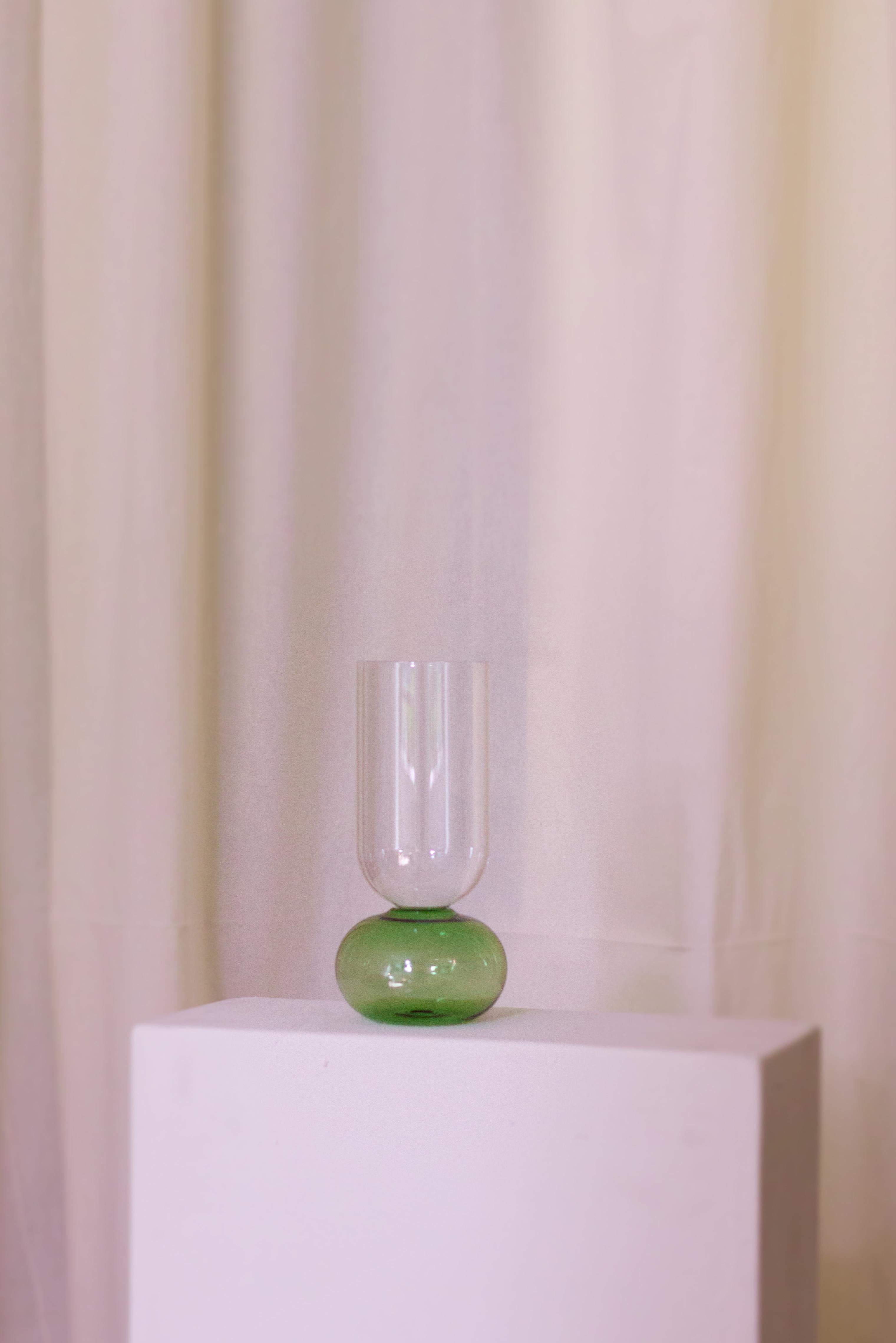 Moderne Vase cylindrique contemporain en verre soufflé à la main à fleurs vertes, fabriqué à la main, Natalia Criado en vente