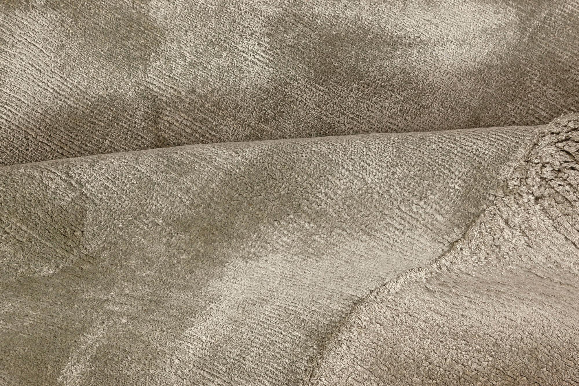 Tappeto contemporaneo in seta verde fatto a mano da Doris Leslie Greene & Greene.
Dimensioni: 15'6