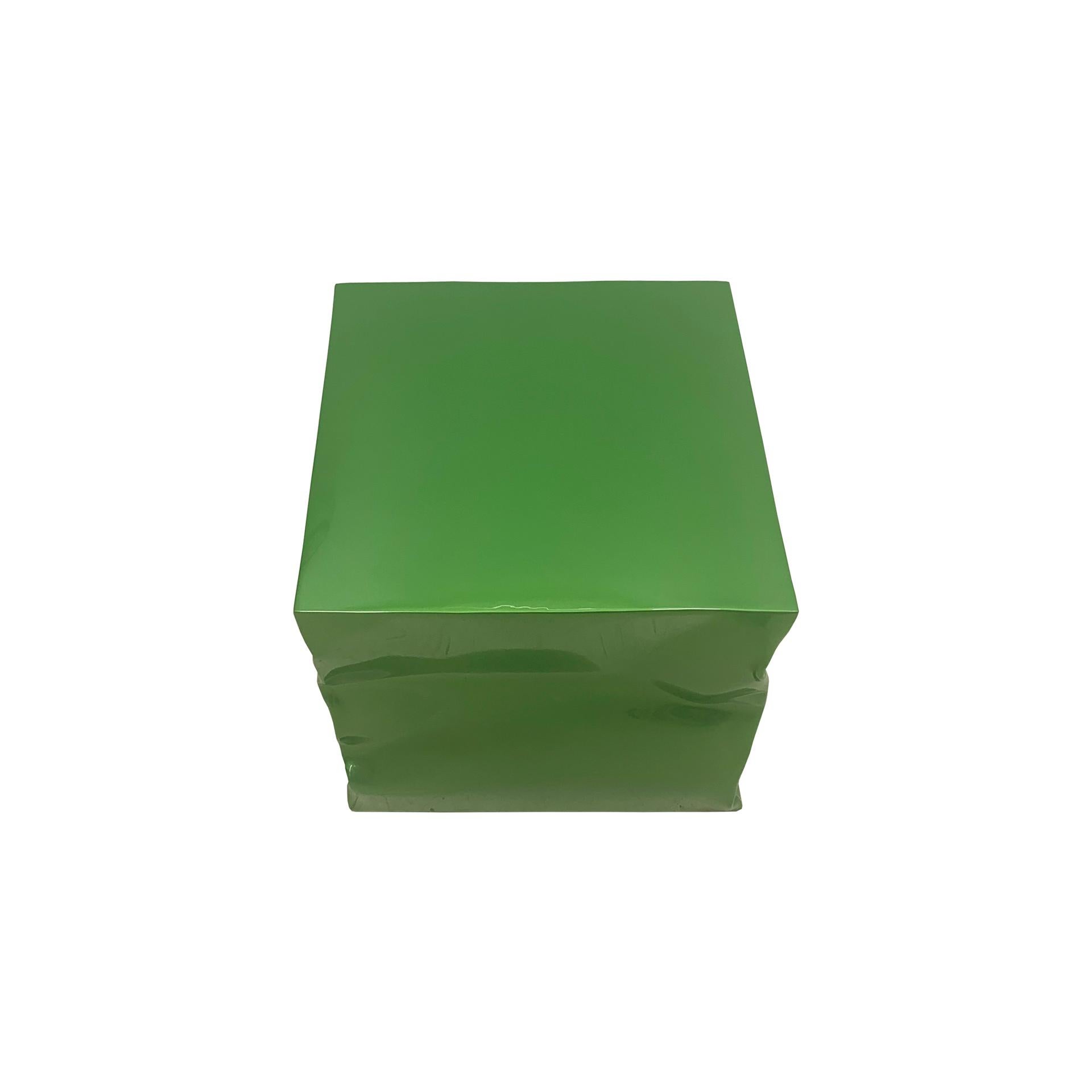 Contemporary Green Lacquered Metal Side Table In Good Condition For Sale In Madrid, ES