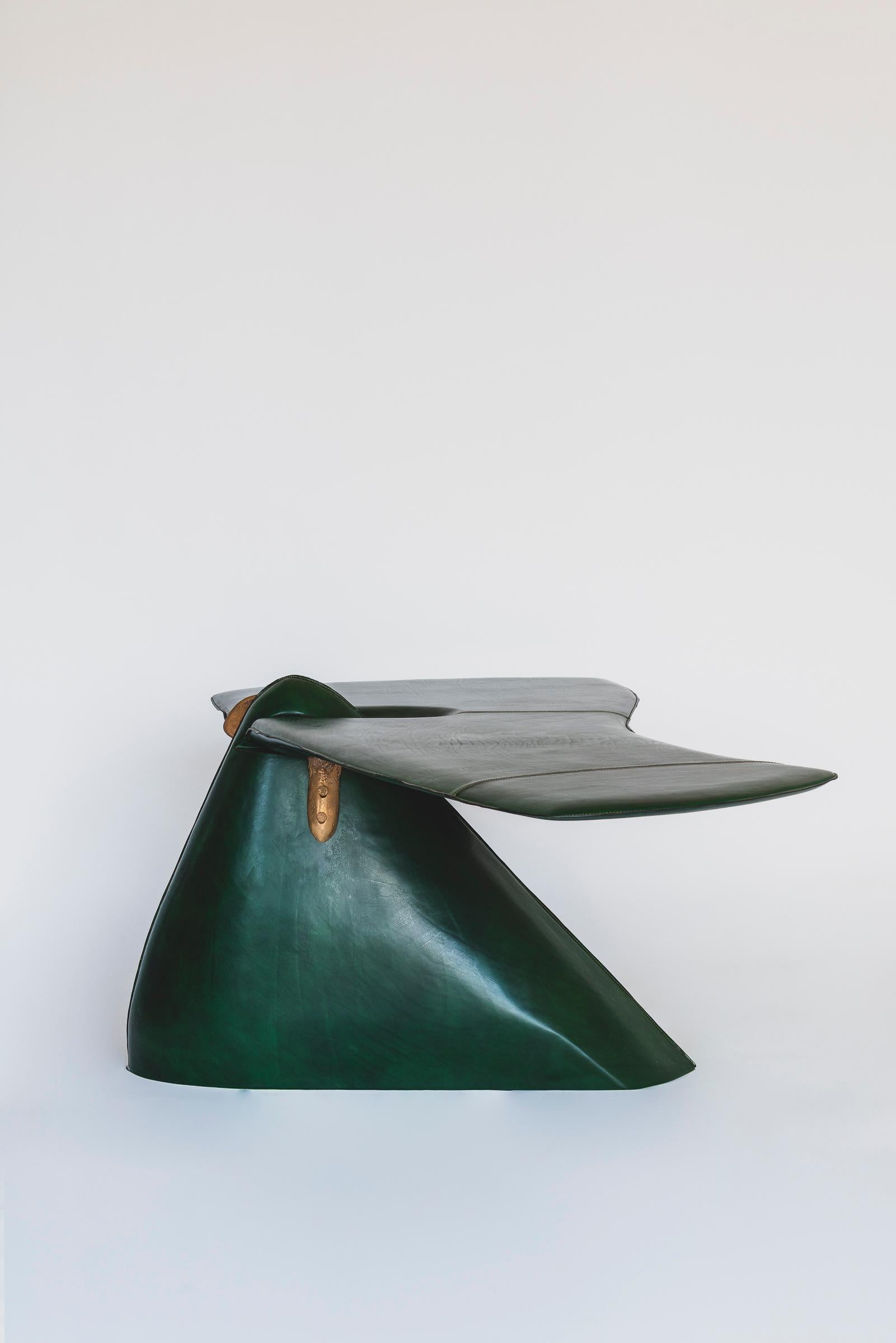 Scrivania Pico contemporanea rivestita in pelle verde e bronzo in vendita 7