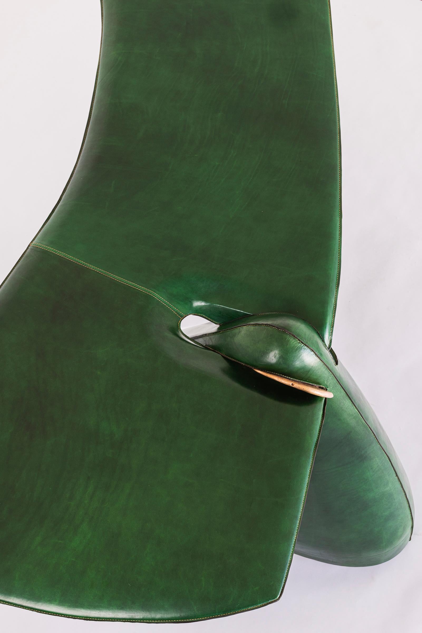XXI secolo e contemporaneo Scrivania Pico contemporanea rivestita in pelle verde e bronzo in vendita