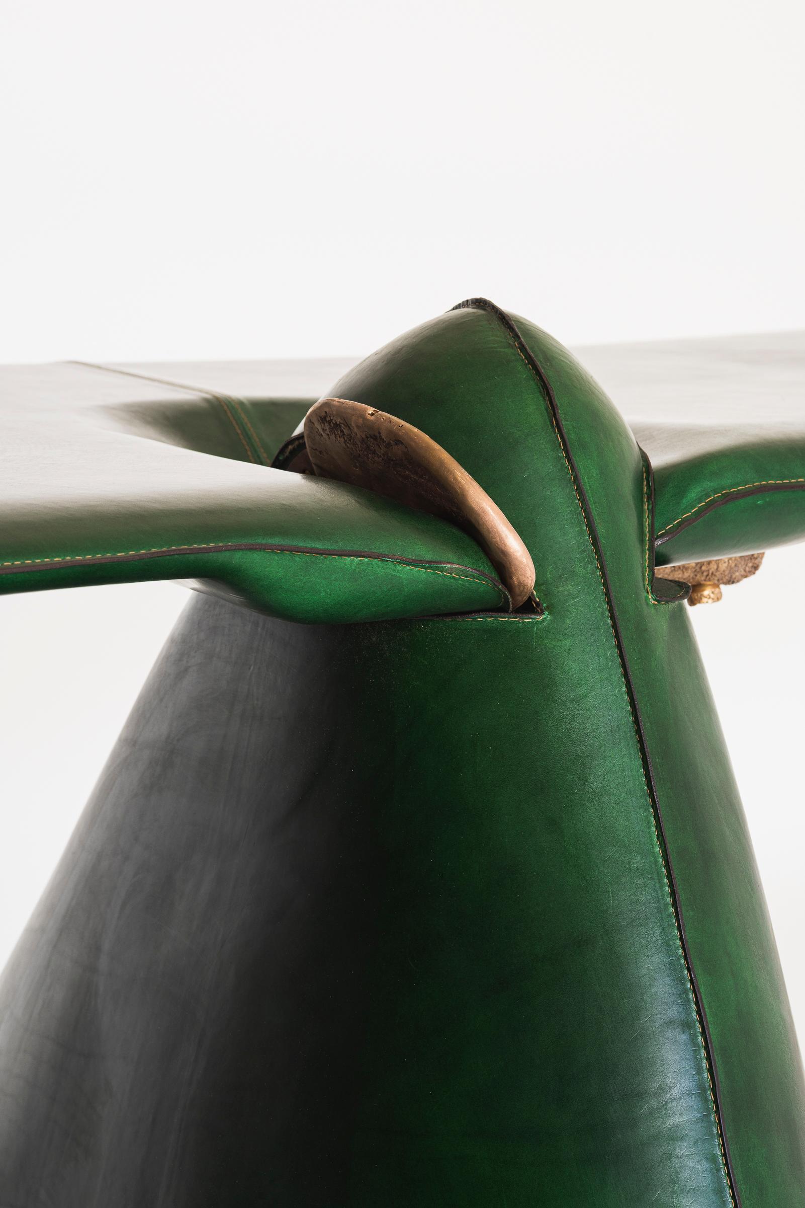Pelle Scrivania Pico contemporanea rivestita in pelle verde e bronzo in vendita