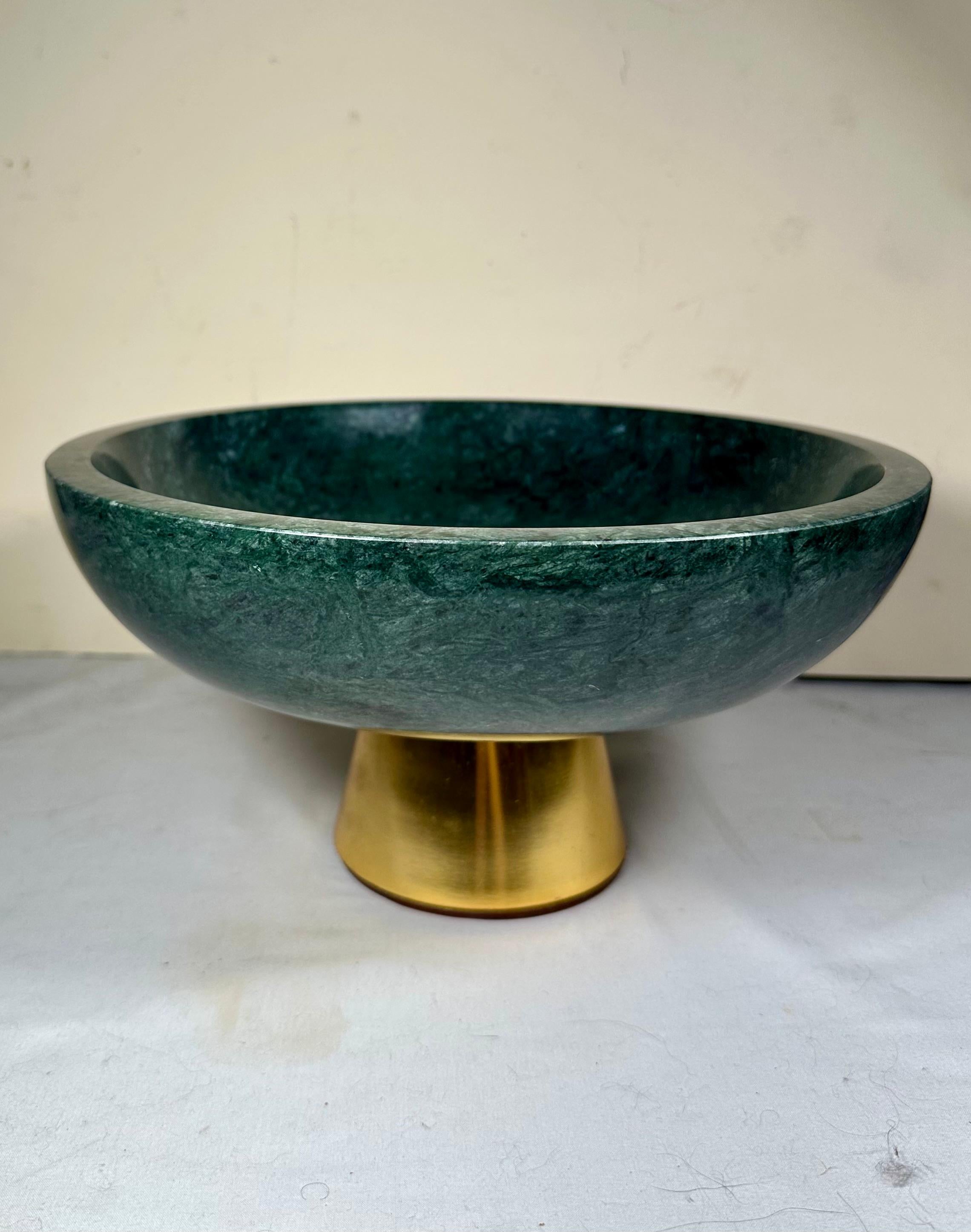 Bol contemporain en marbre vert sur base en laiton -Ralph Lauren-.

Cette coupe est fabriquée en marbre italien verde antico massif et sa base est recouverte de laiton. La pièce d'accent en marbre fabriquée par l'artisan est conçue avec des lignes