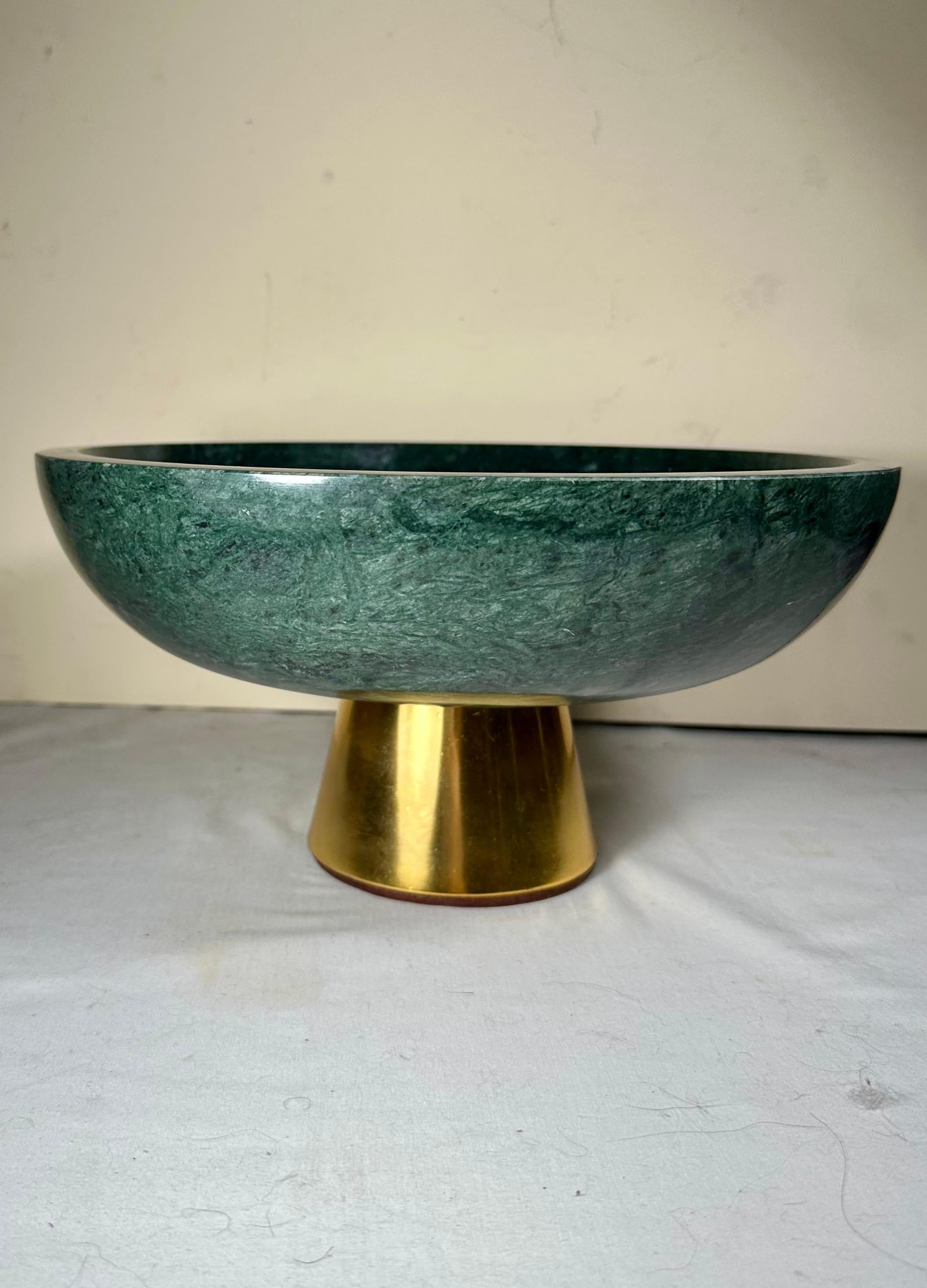 Moderne Bol contemporain en marbre vert sur base en laiton -Ralph Lauren-. en vente