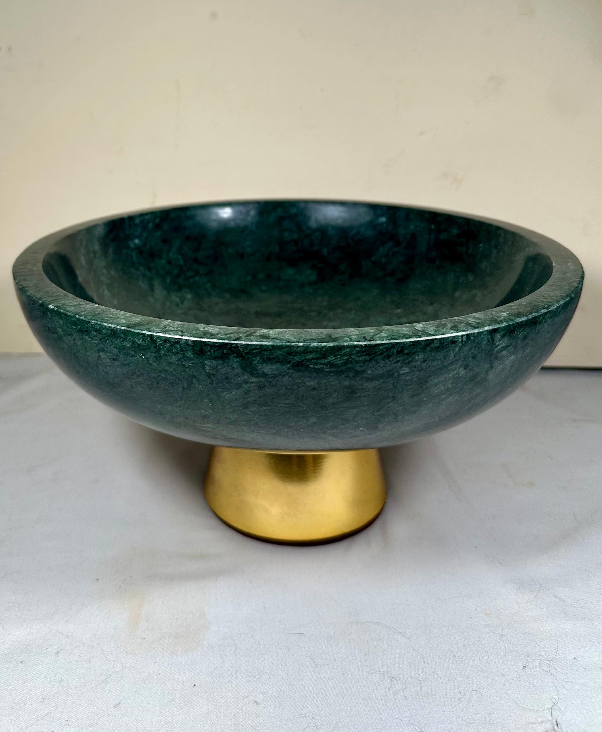 Américain Bol contemporain en marbre vert sur base en laiton -Ralph Lauren-. en vente
