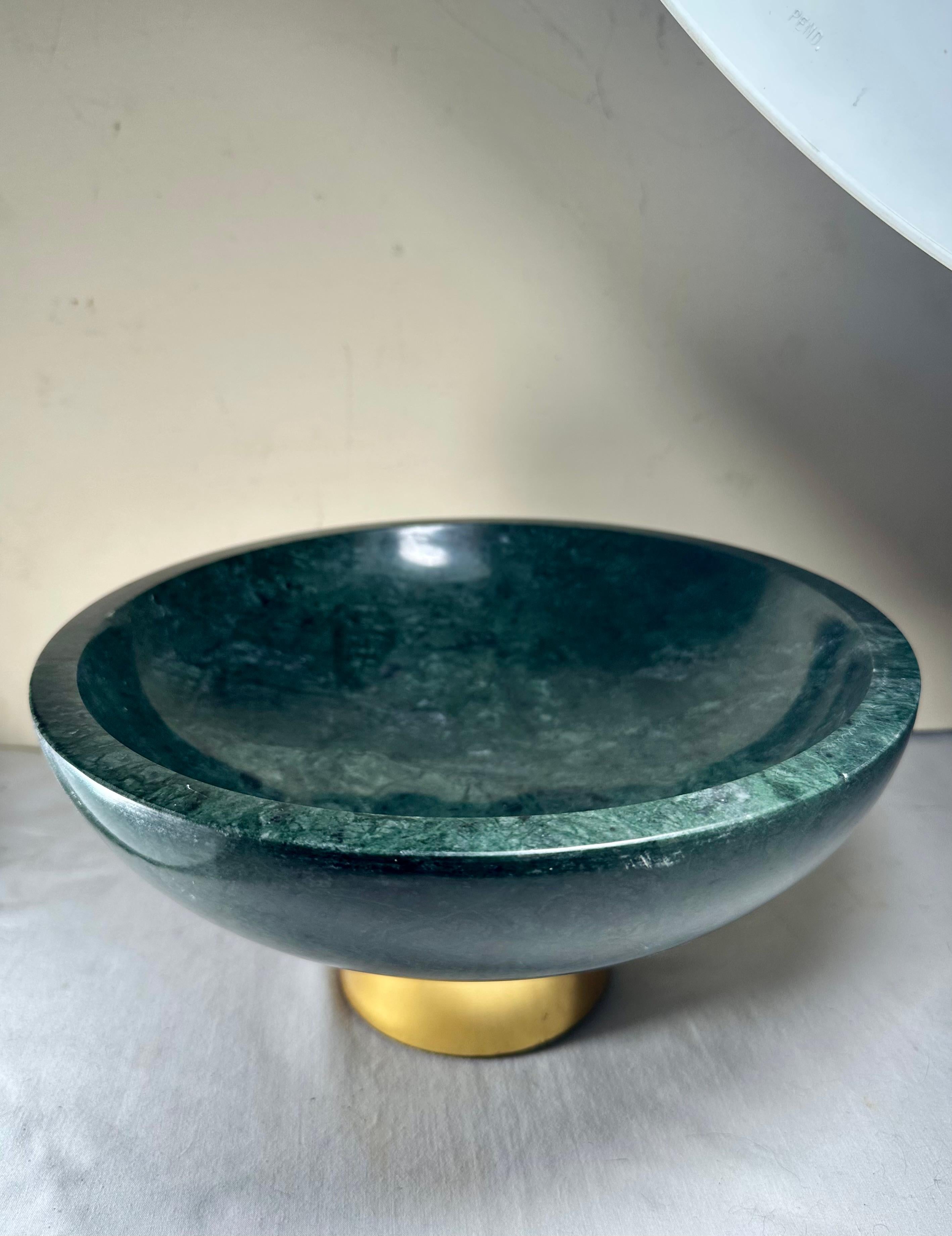 Poli Bol contemporain en marbre vert sur base en laiton -Ralph Lauren-. en vente