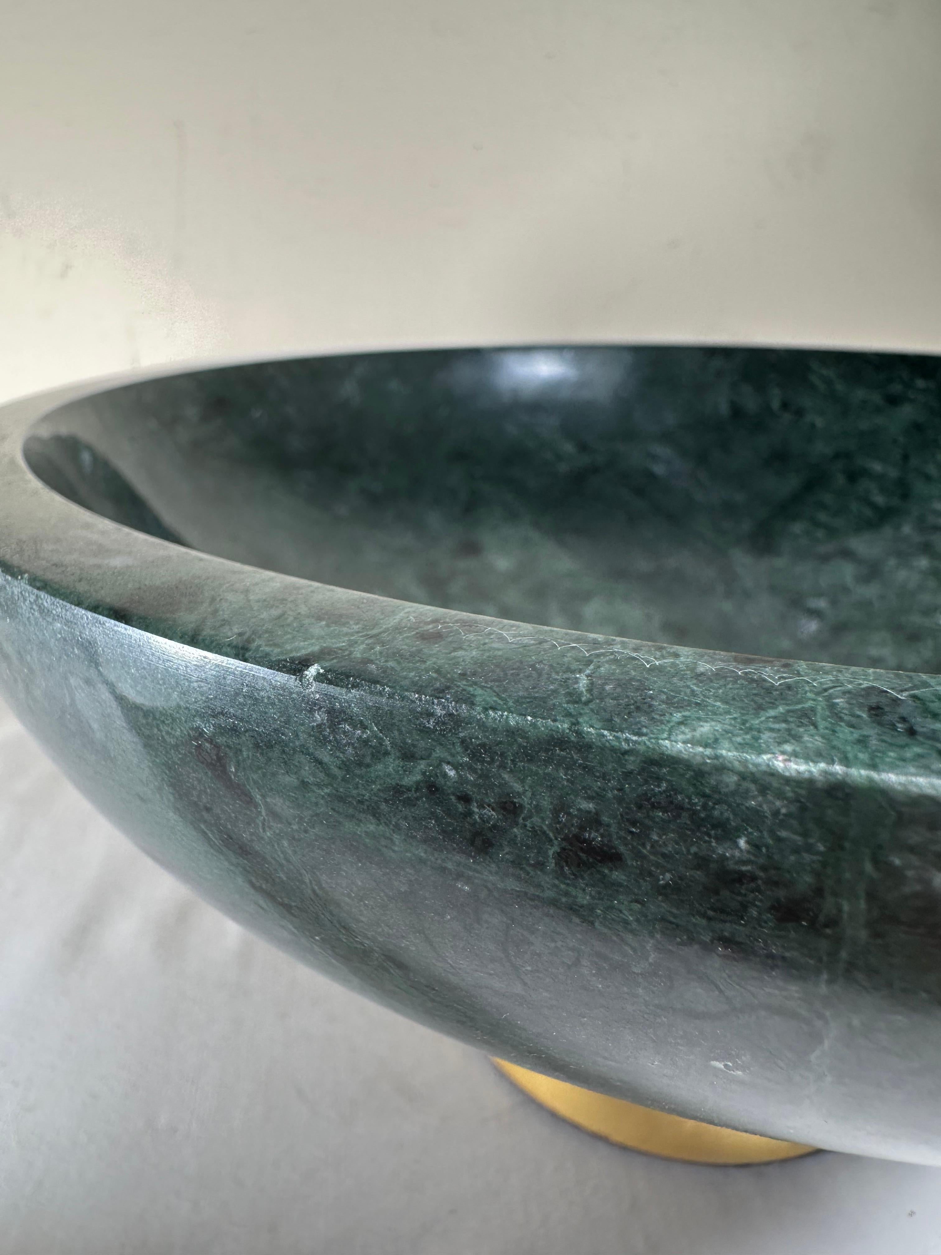 Bol contemporain en marbre vert sur base en laiton -Ralph Lauren-. Bon état - En vente à Vero Beach, FL