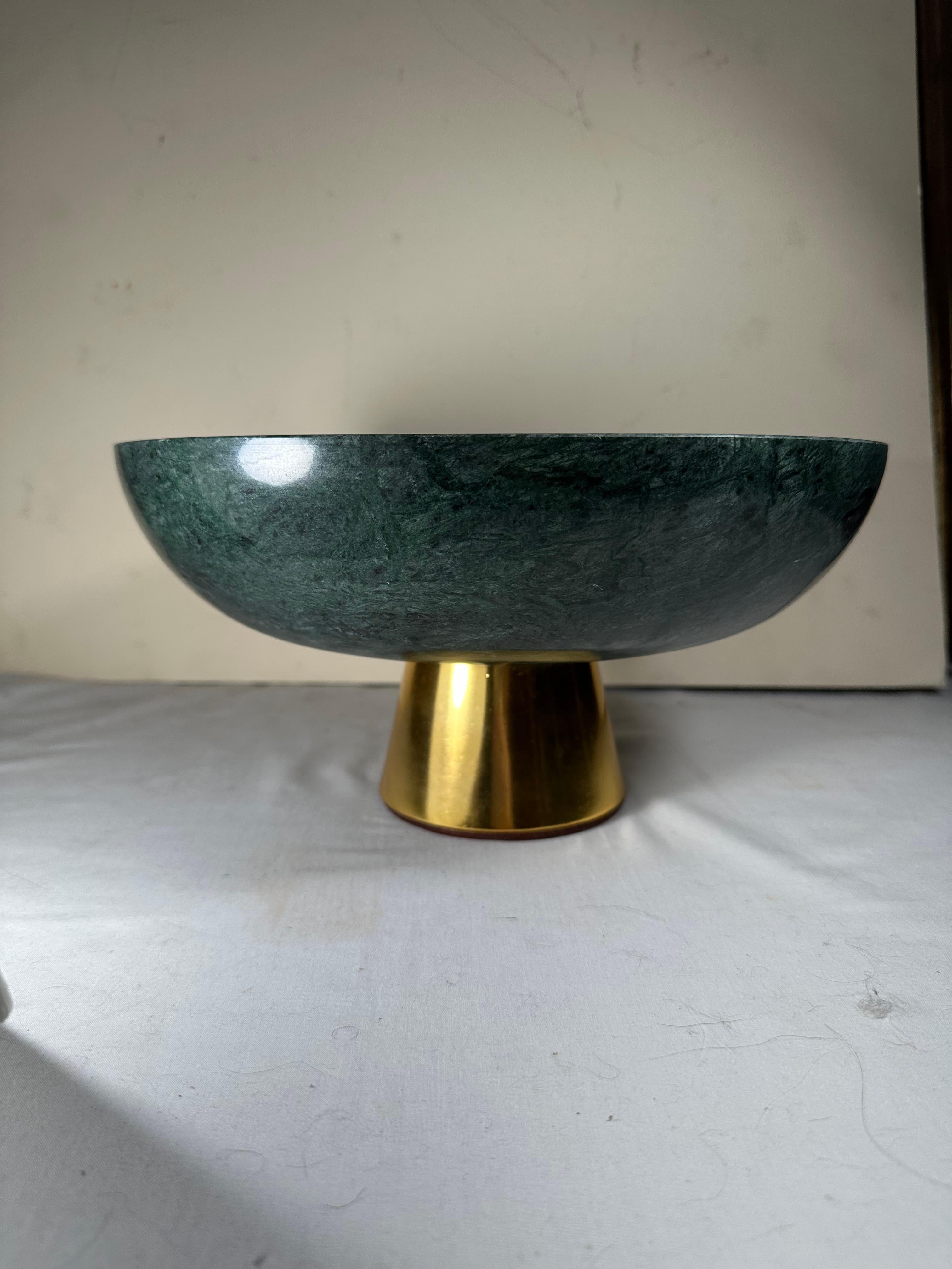 XXIe siècle et contemporain Bol contemporain en marbre vert sur base en laiton -Ralph Lauren-. en vente