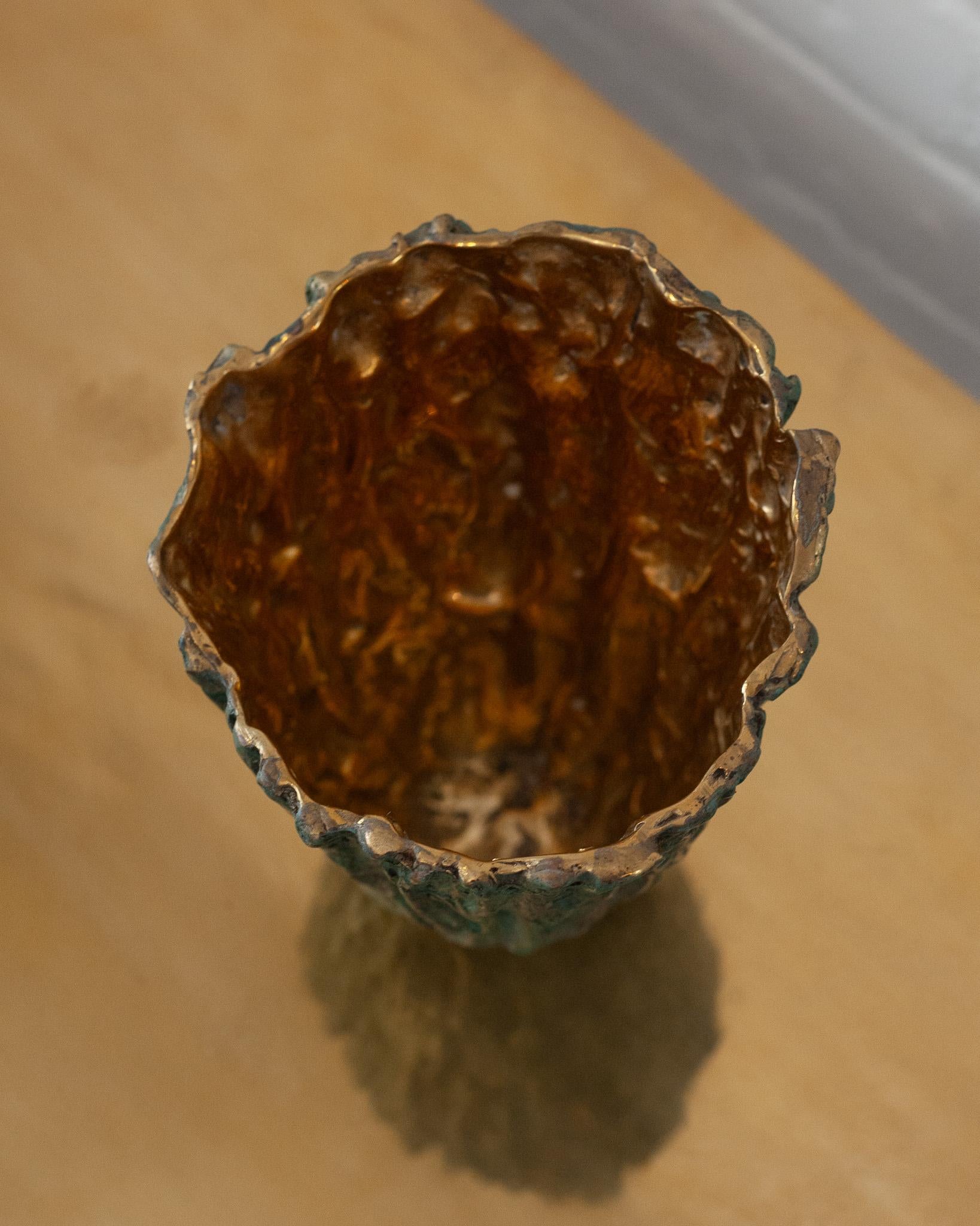 Thailandese Vaso contemporaneo in corteccia di legno in ottone patinato verde con interno in ottone lucido in vendita