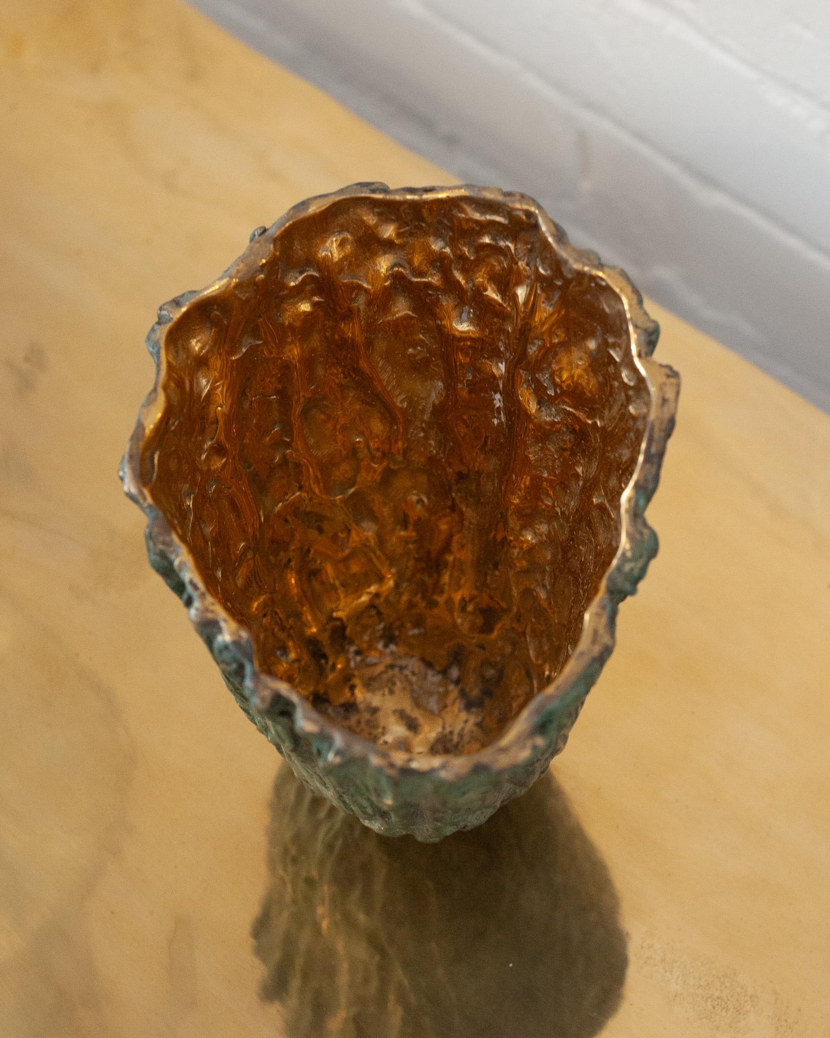 Thailandese Vaso contemporaneo in corteccia di legno in ottone patinato verde con interno in ottone lucido in vendita