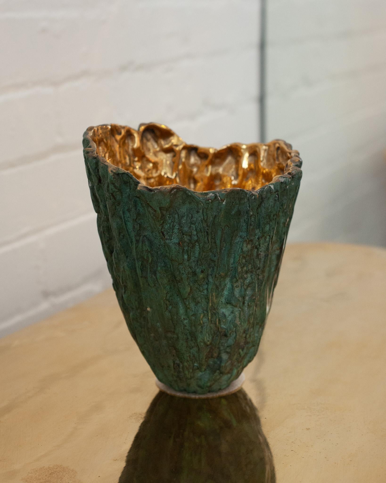 Patinato Vaso contemporaneo in corteccia di legno in ottone patinato verde con interno in ottone lucido in vendita