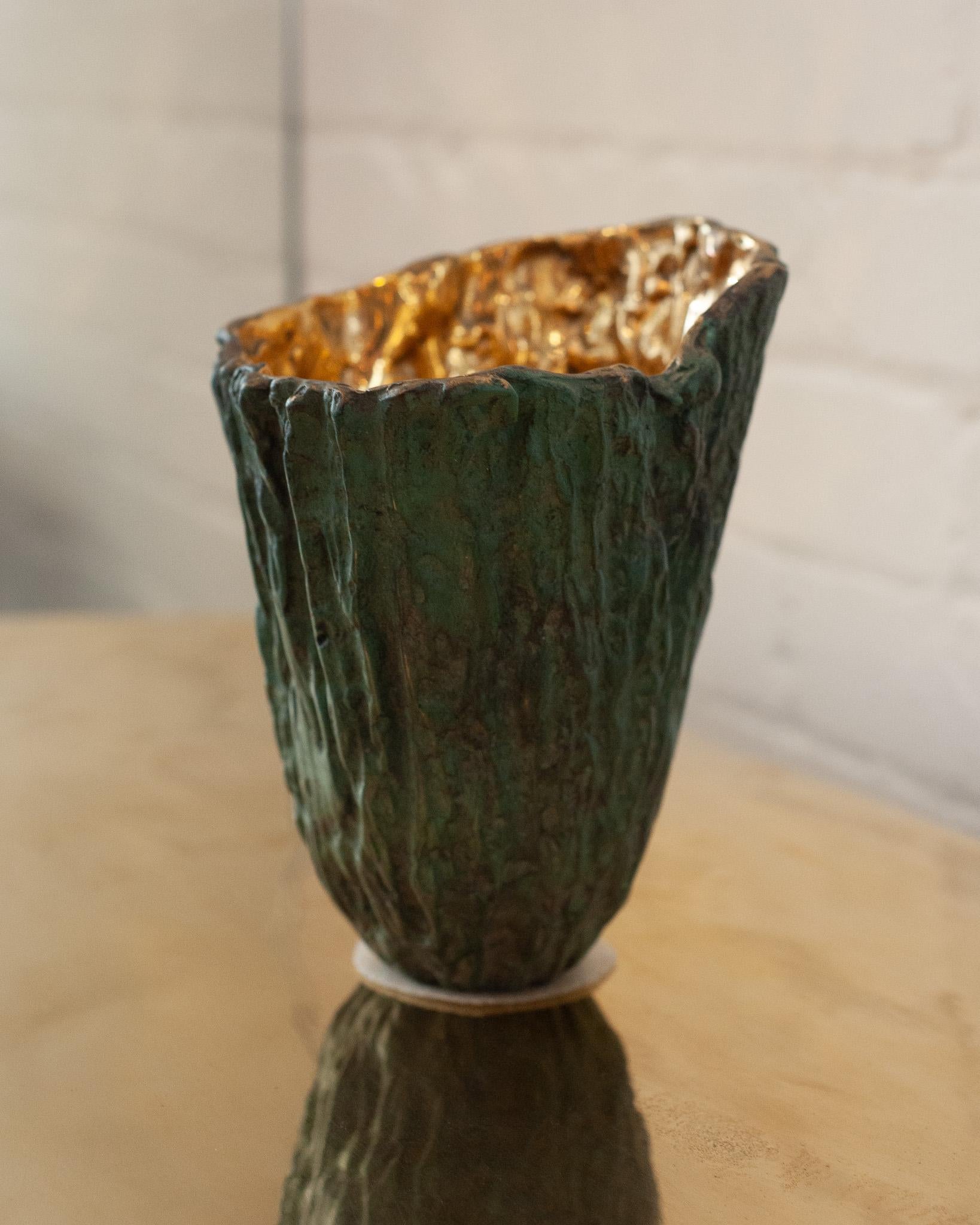 Patinato Vaso contemporaneo in corteccia di legno in ottone patinato verde con interno in ottone lucido in vendita