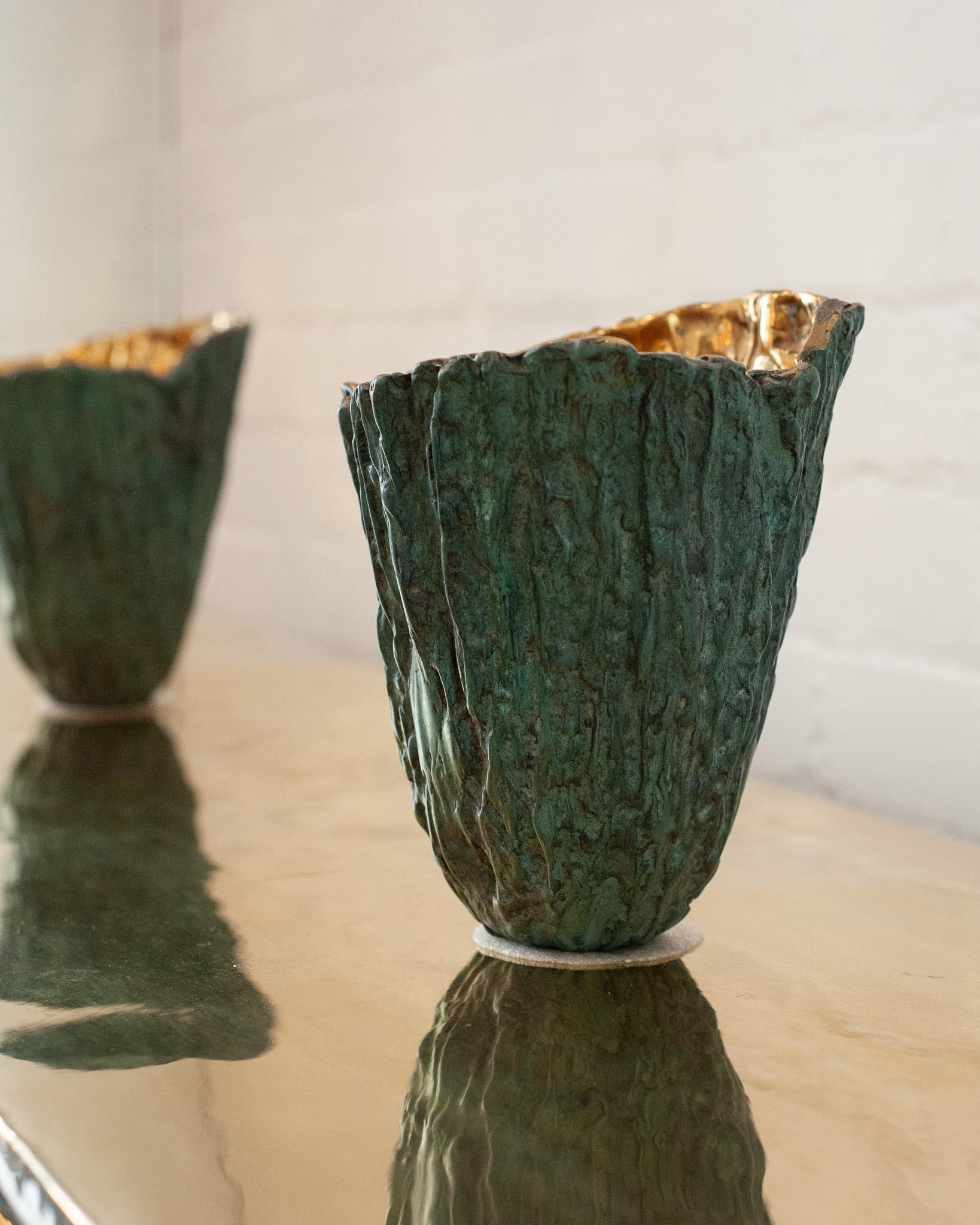 Vaso contemporaneo in corteccia di legno in ottone patinato verde con interno in ottone lucido In condizioni Nuovo in vendita a Toronto, ON