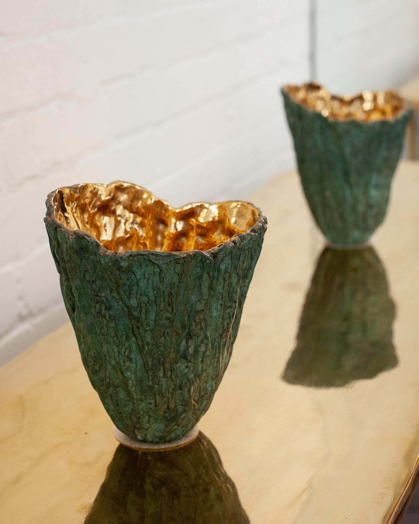 Vaso contemporaneo in corteccia di legno in ottone patinato verde con interno in ottone lucido In condizioni Nuovo in vendita a Toronto, ON
