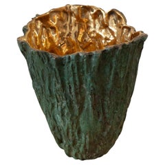 Vaso contemporaneo in corteccia di legno in ottone patinato verde con interno in ottone lucido