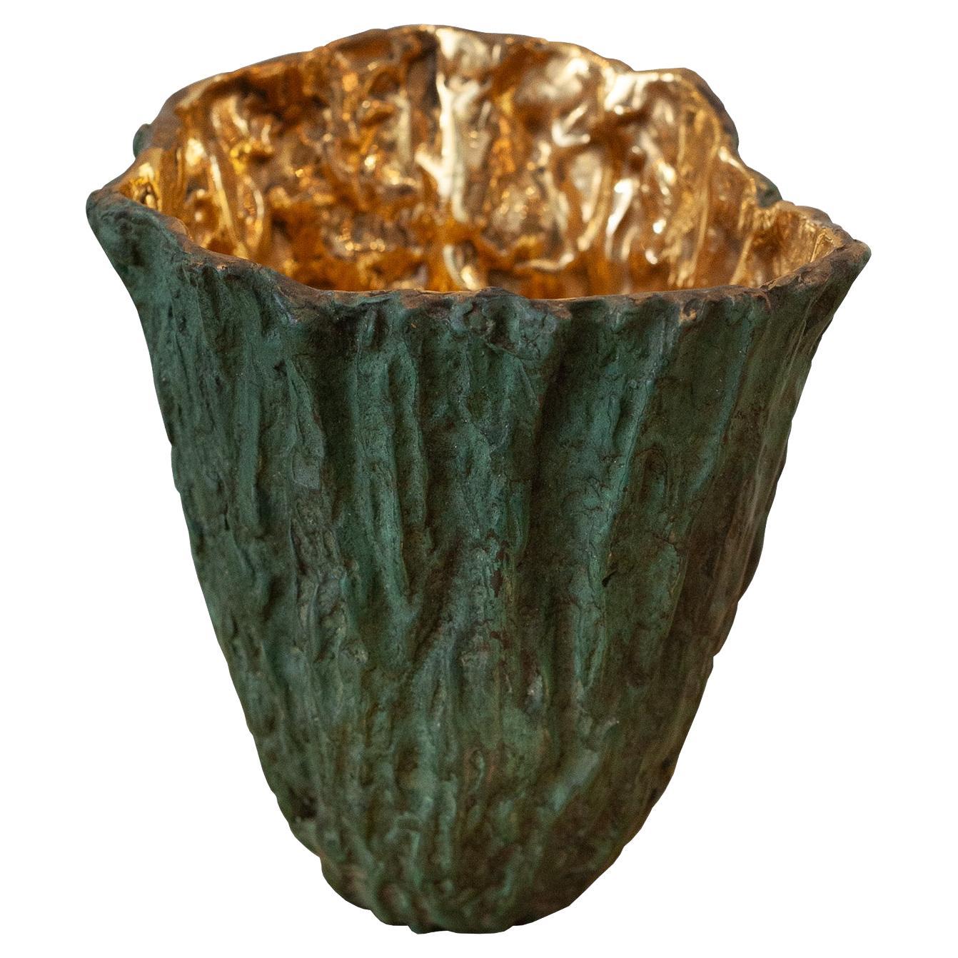 Vaso contemporaneo in corteccia di legno in ottone patinato verde con interno in ottone lucido