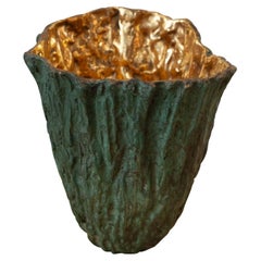 Vaso contemporaneo in corteccia di legno in ottone patinato verde con interno in ottone lucido