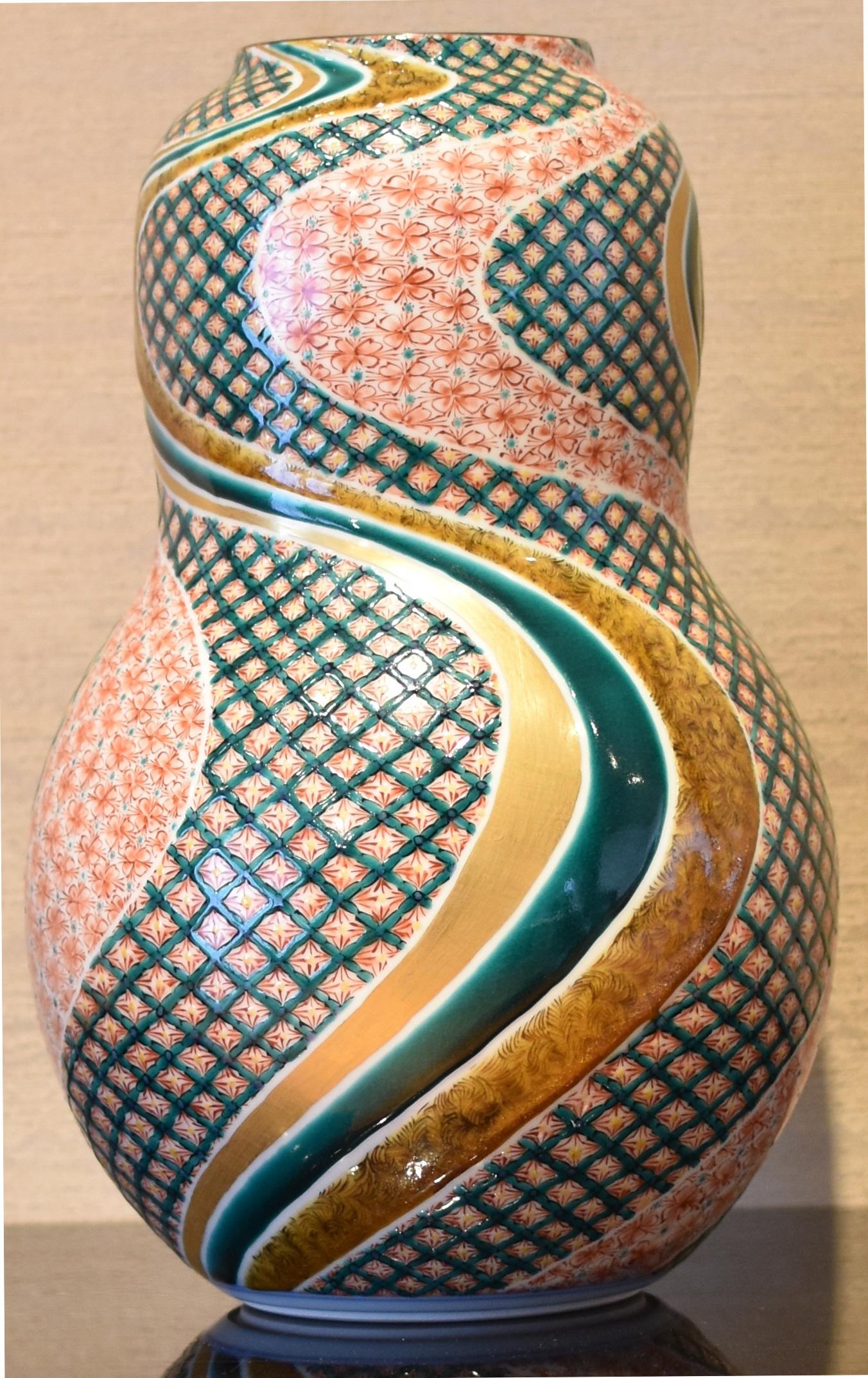 Mesmerizing Japanese contemporary museum-quality decorative porcelain vase, extremely intricately gilded and hand painted in red and green on a stunning double gourd body, a signed masterpiece by a third generation master porcelain artist from the