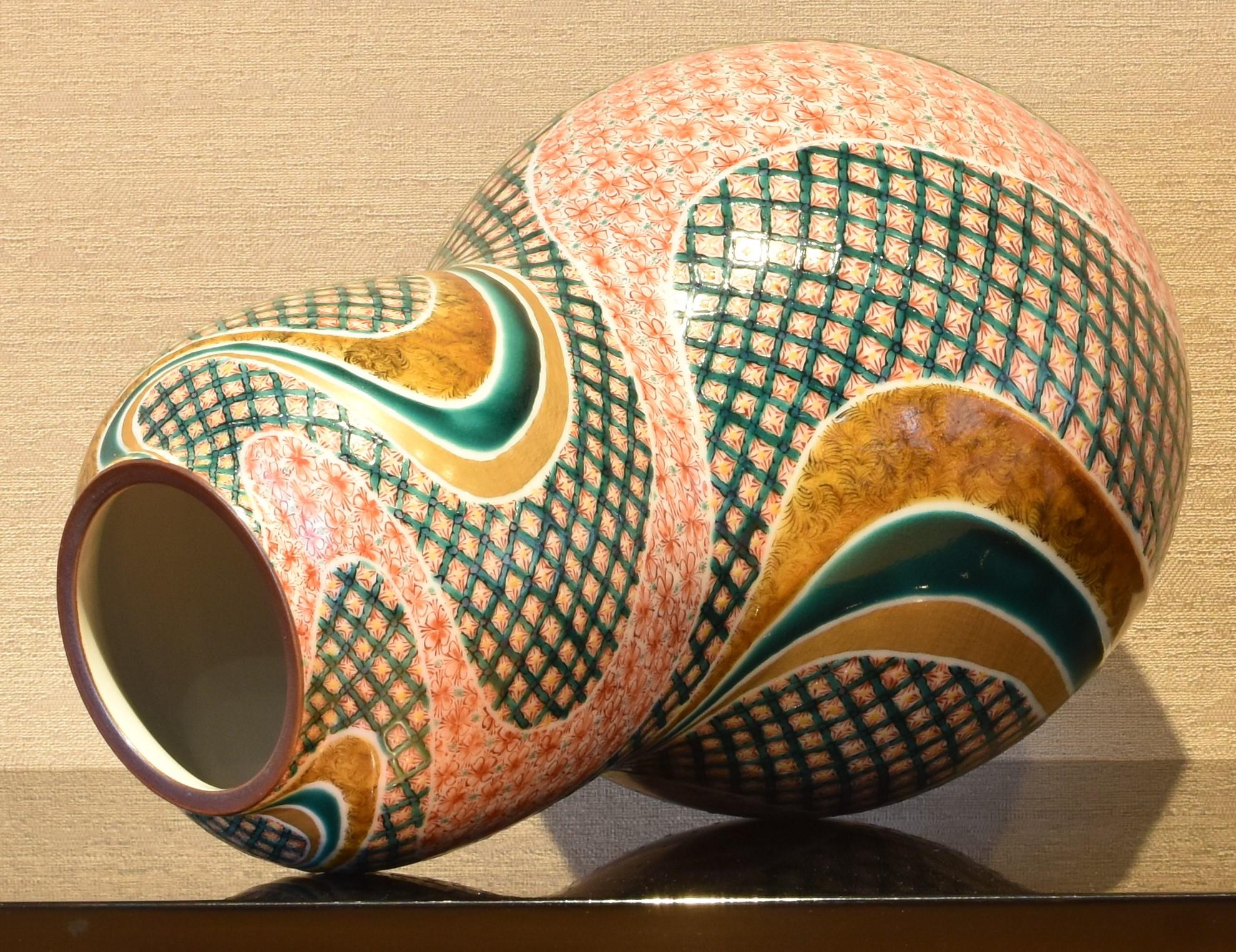 Contemporary Green Red Porcelain Vase von japanischem Meisterkünstler (Gold) im Angebot
