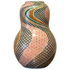 Vase contemporain en porcelaine verte et rouge, réalisé par un maître japonais