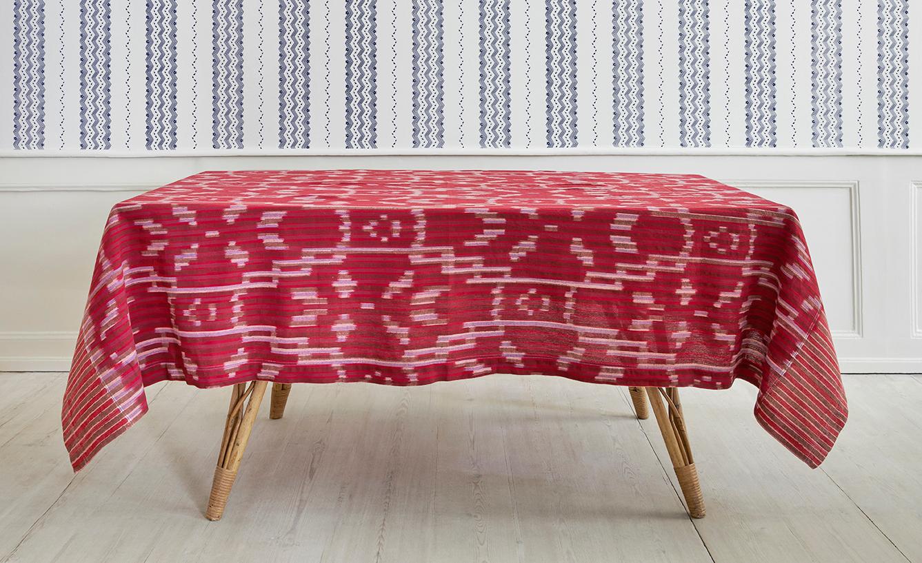 Gregory Parkinson
USA, Zeitgenössisch

Einzigartige Tischdecke in den Farben Rot und Rosa mit handgeblockten Mustern auf Ikat-Textil.
 