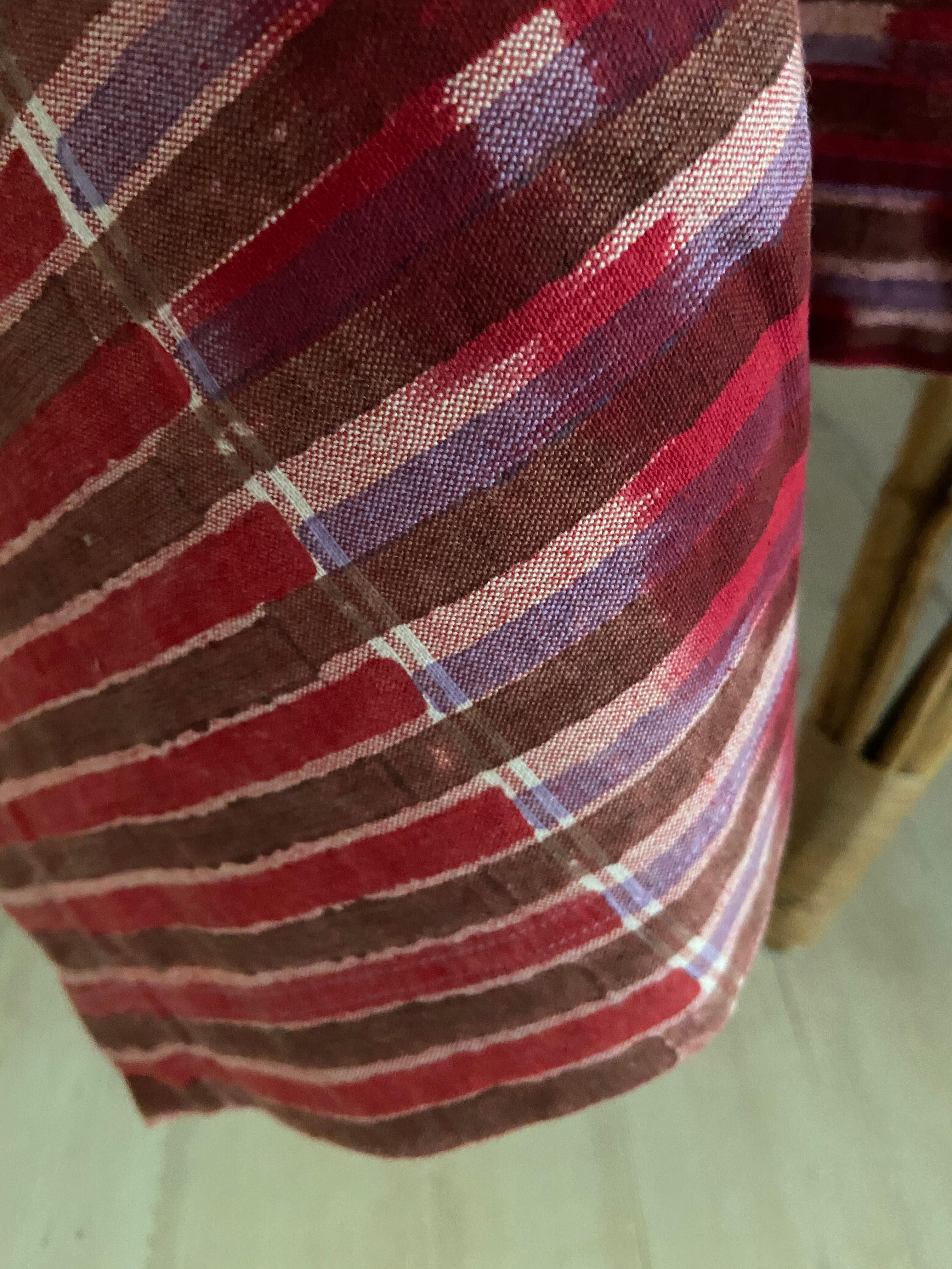 Zeitgenössischer Gregory Parkinson-Tischtuch Rot-Rosa Ikat Handgeblockte Muster im Zustand „Neu“ im Angebot in Copenhagen K, DK