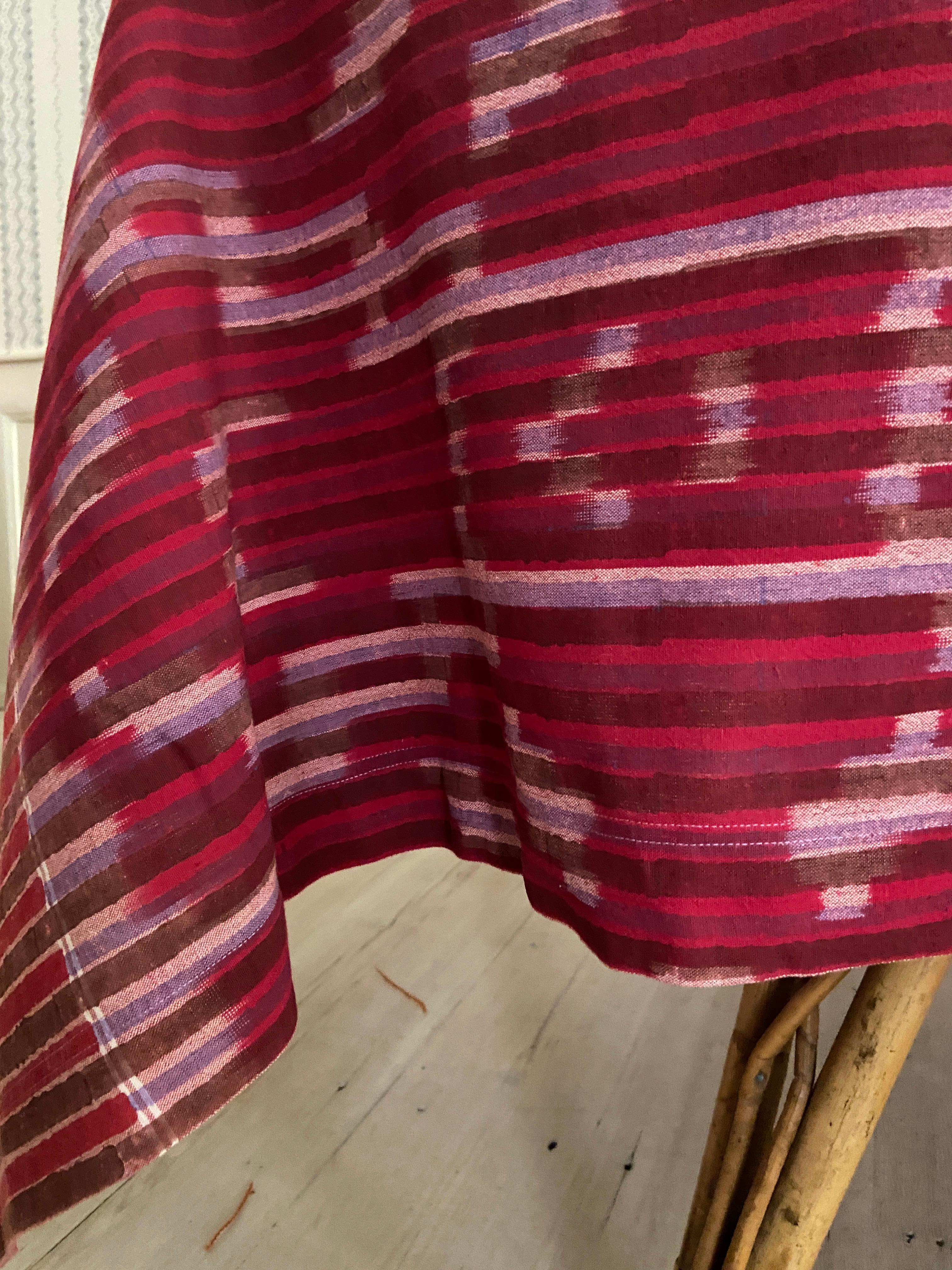 Zeitgenössischer Gregory Parkinson-Tischtuch Rot-Rosa Ikat Handgeblockte Muster (21. Jahrhundert und zeitgenössisch) im Angebot