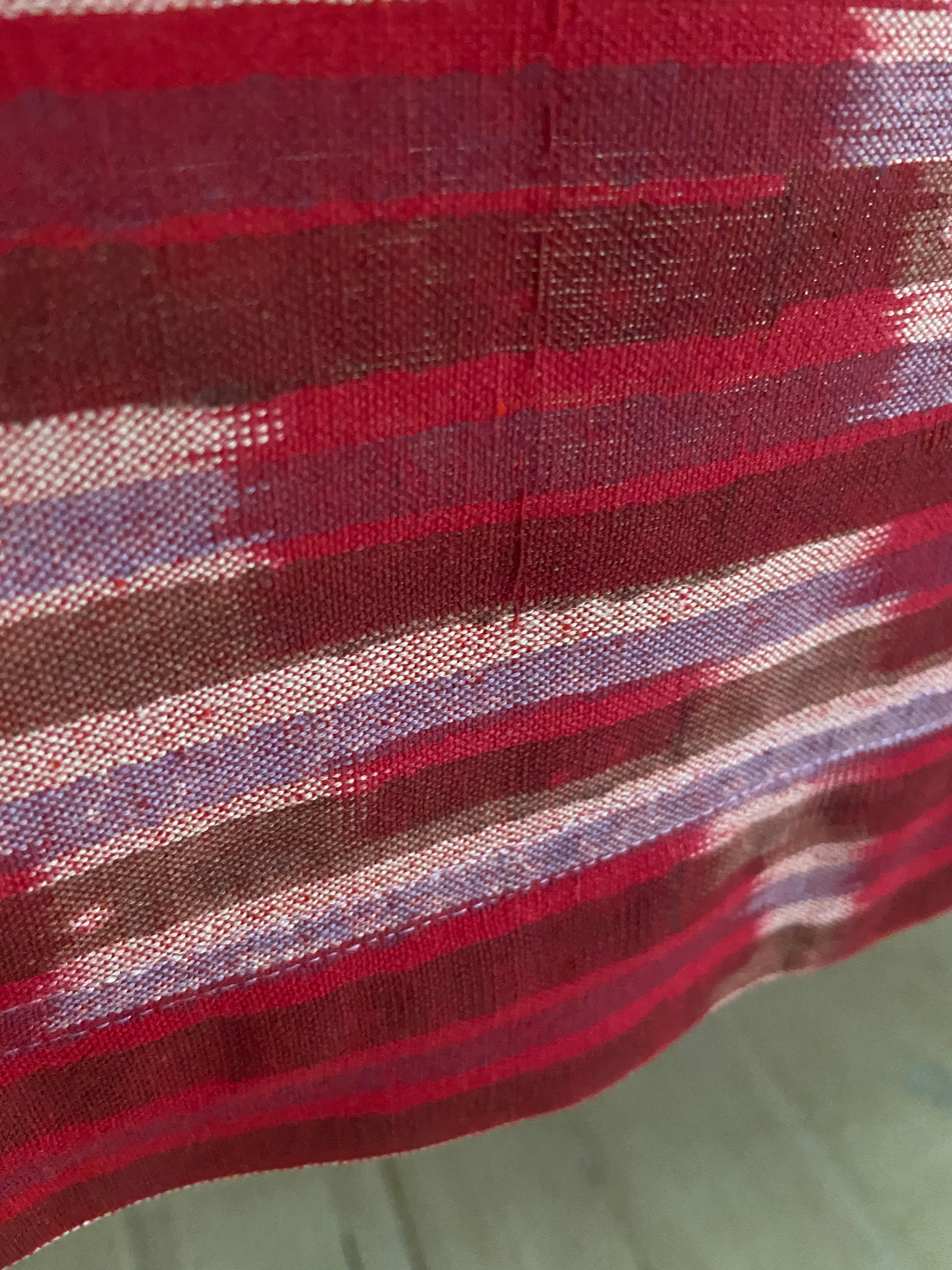 Zeitgenössischer Gregory Parkinson-Tischtuch Rot-Rosa Ikat Handgeblockte Muster (Textil) im Angebot
