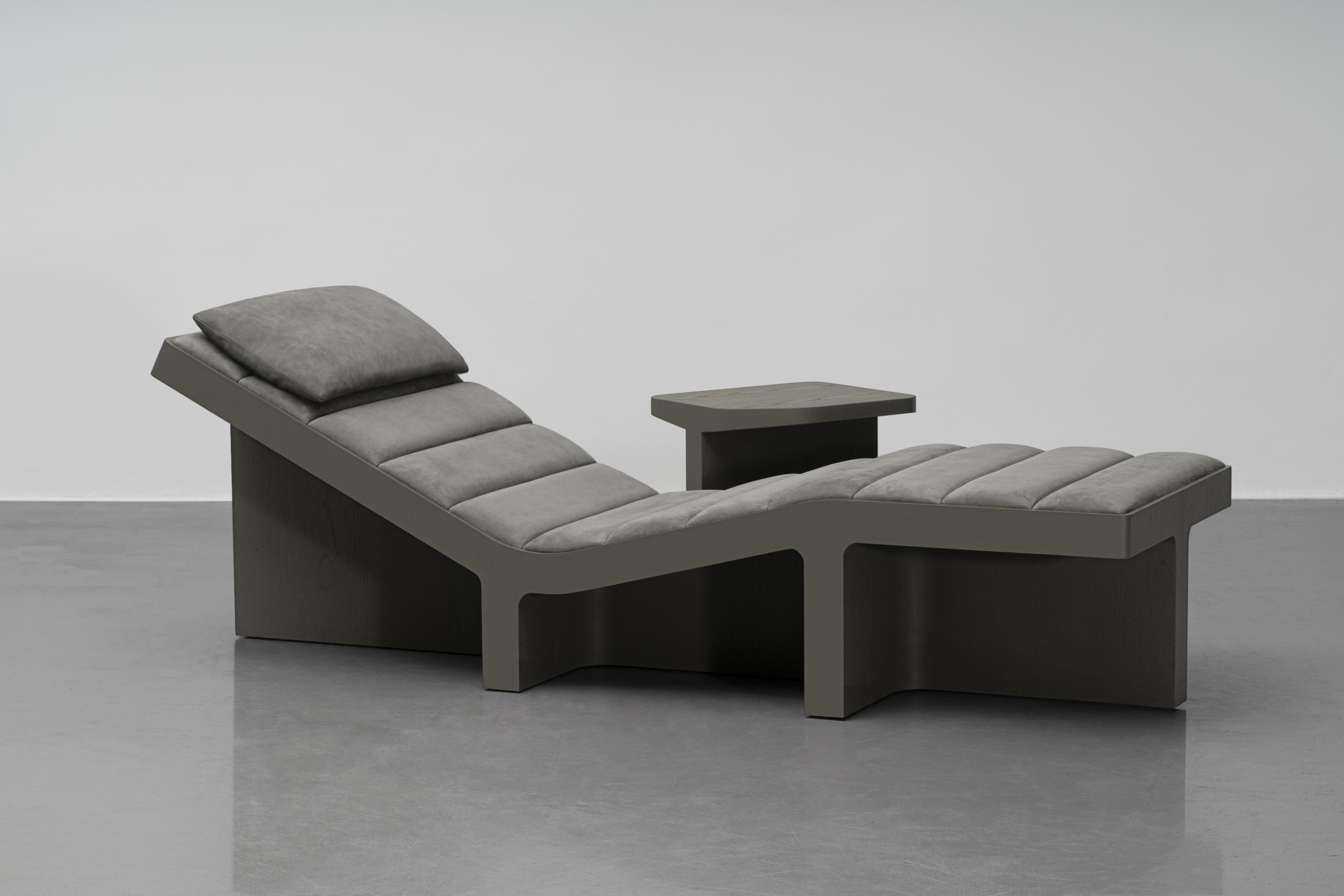 Contemporary Grey ash Weight of Shadow Chaise Lounge by Atelier V&F (Handgefertigt) im Angebot