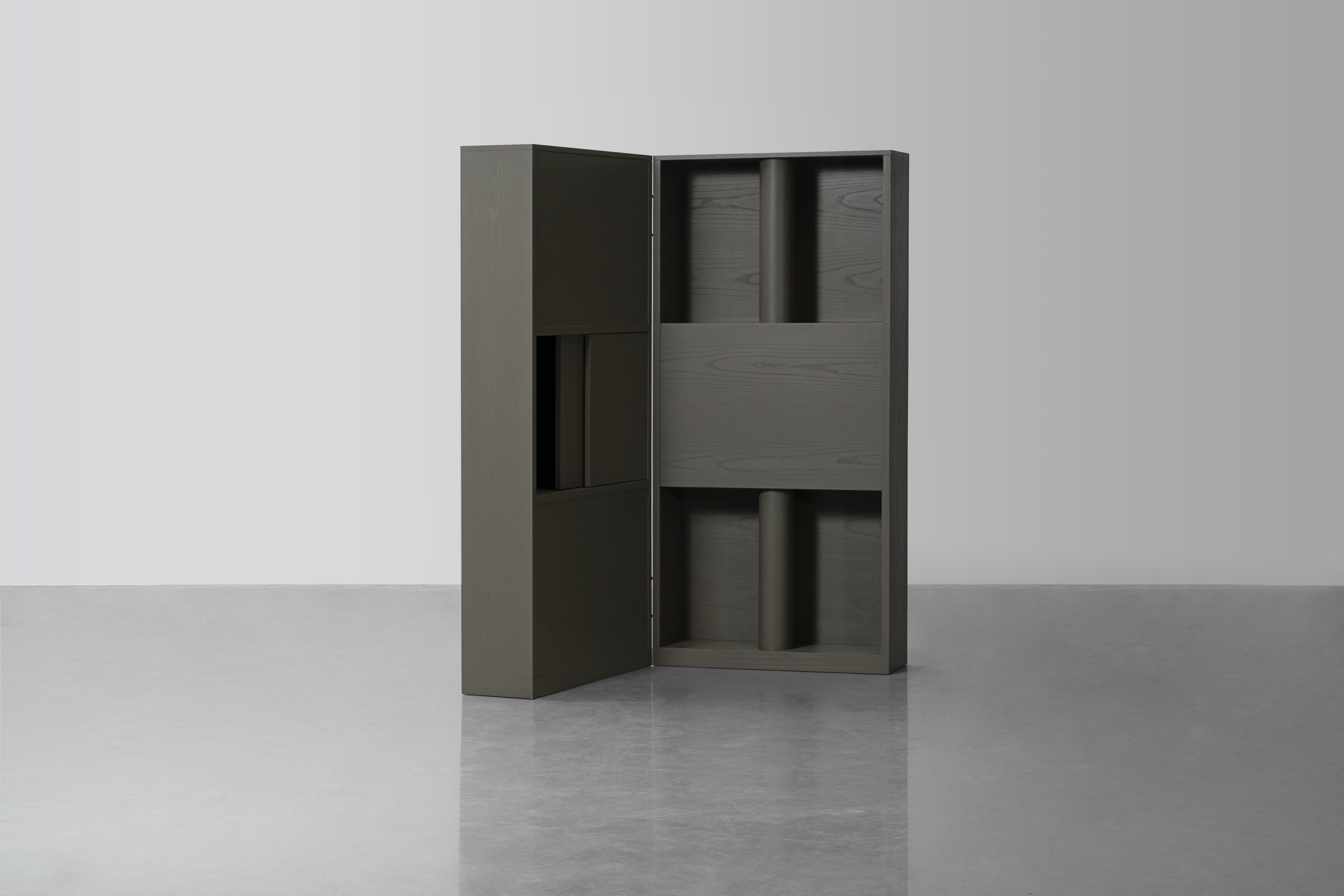 Fait main Cabinet d'ombrage contemporain en frêne gris par Atelier V&F en vente