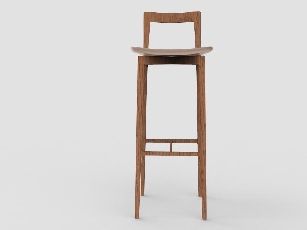 Chaise de bar contemporaine grise en cuir Linea 611 Testa di Moro et chêne fumé par Collector Studio

Avec une structure légère en bois massif, cette chaise de bar convient aux intérieurs contemporains. Les proportions de la chaise de bar et la