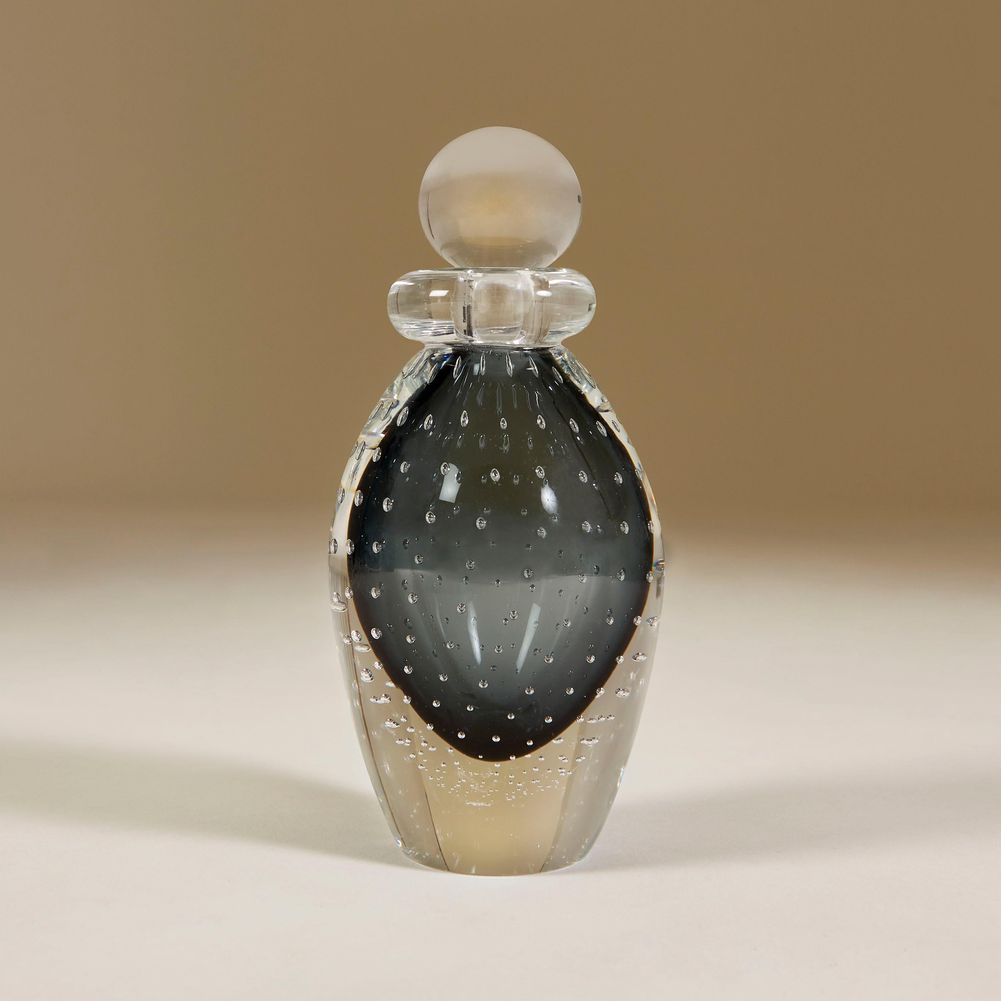 Grand flacon de parfum Bullicante gris/noir rouge en verre de Murano transparent avec col en verre transparent et bouchon à bille. 
Rendue célèbre dans les années 1930 par Archimede Seguso, la technique des bulles contrôlées Bullicante consiste à
