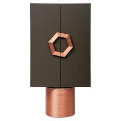 Armadietto contemporaneo grigio, nero, bianco con base in rame e ottone