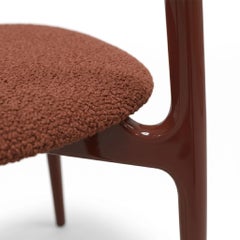 Zeitgenössischer grauer Stuhl aus Boucle-Terrakotta & lackiert von Collector Studio