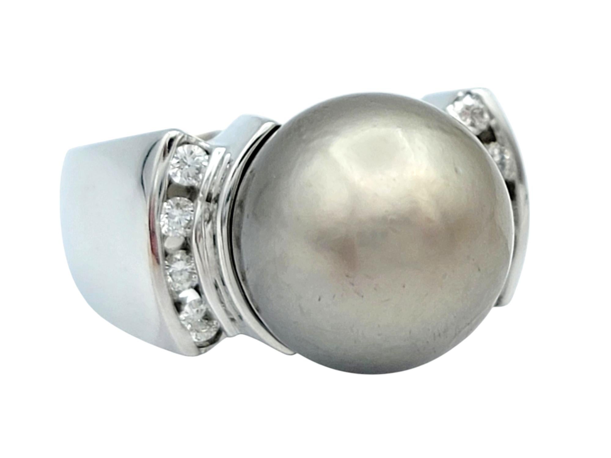 Anillo Contemporáneo de Perla Cultivada Gris con Diamantes en Oro Blanco de 14 Kilates Corte redondo en venta
